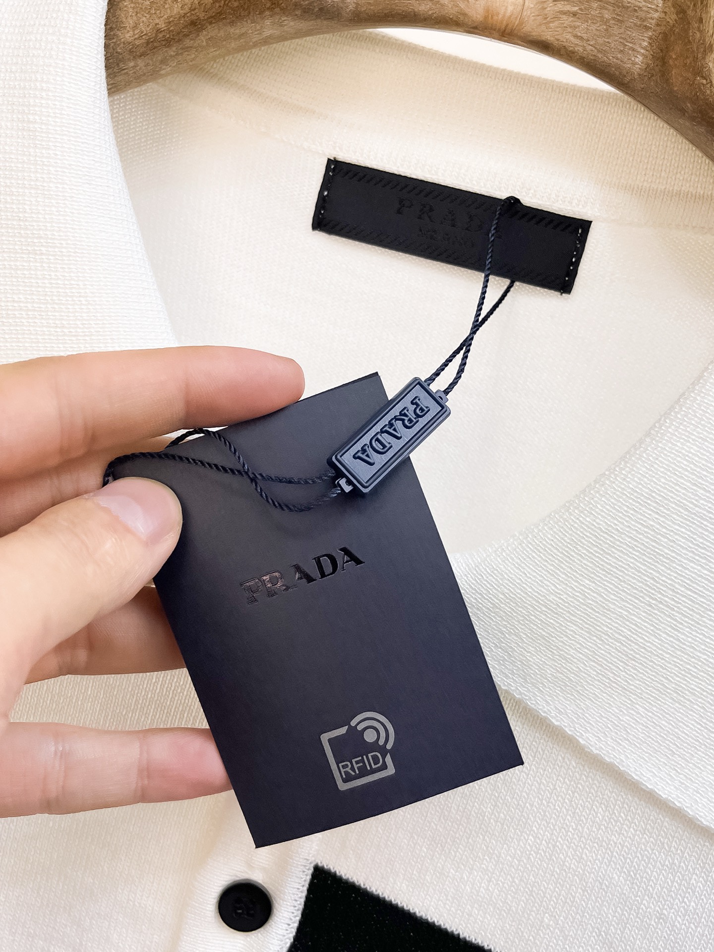 普拉达 2026春夏新品针织短袖，进口针织面料，手感柔软。顶级进口私货，设计潮流短袖针织衫，不失奢华 品