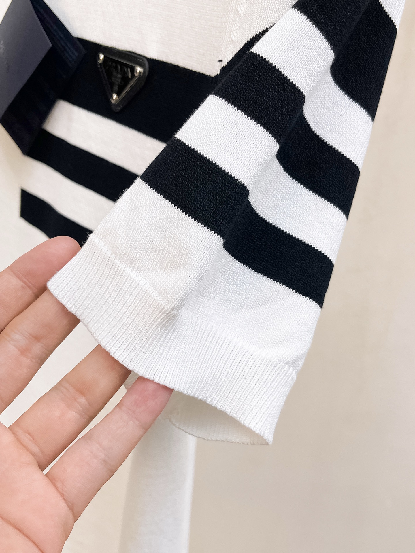 普拉达 2026春夏新品针织短袖，进口针织面料，手感柔软。顶级进口私货，设计潮流短袖针织衫，不失奢华 品