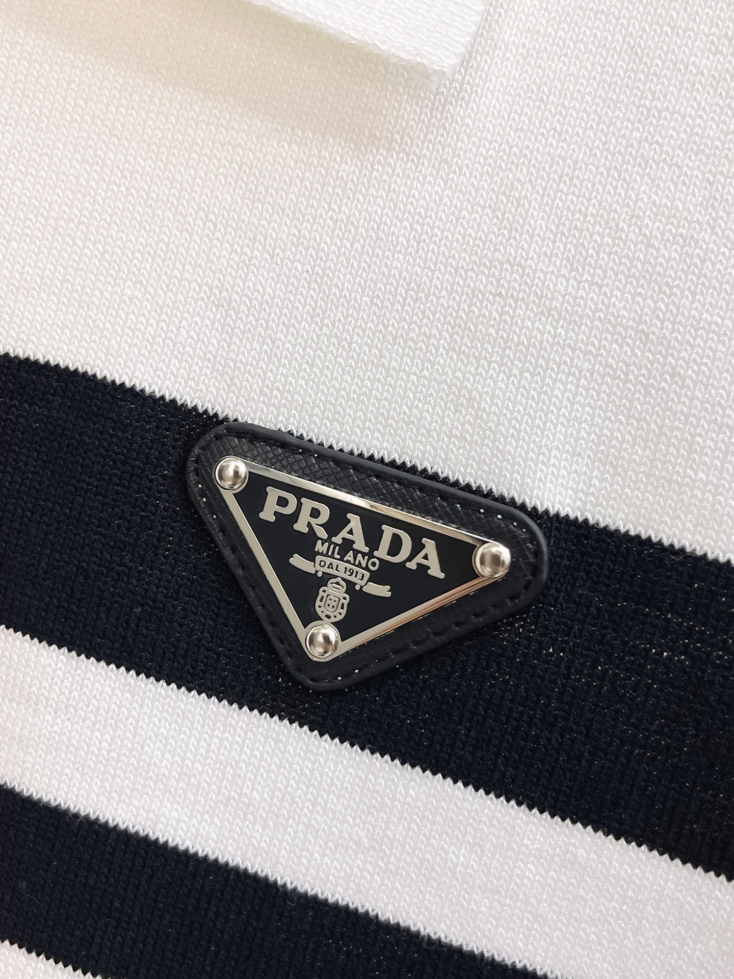 普拉达 2026春夏新品针织短袖，进口针织面料，手感柔软。顶级进口私货，设计潮流短袖针织衫，不失奢华 品