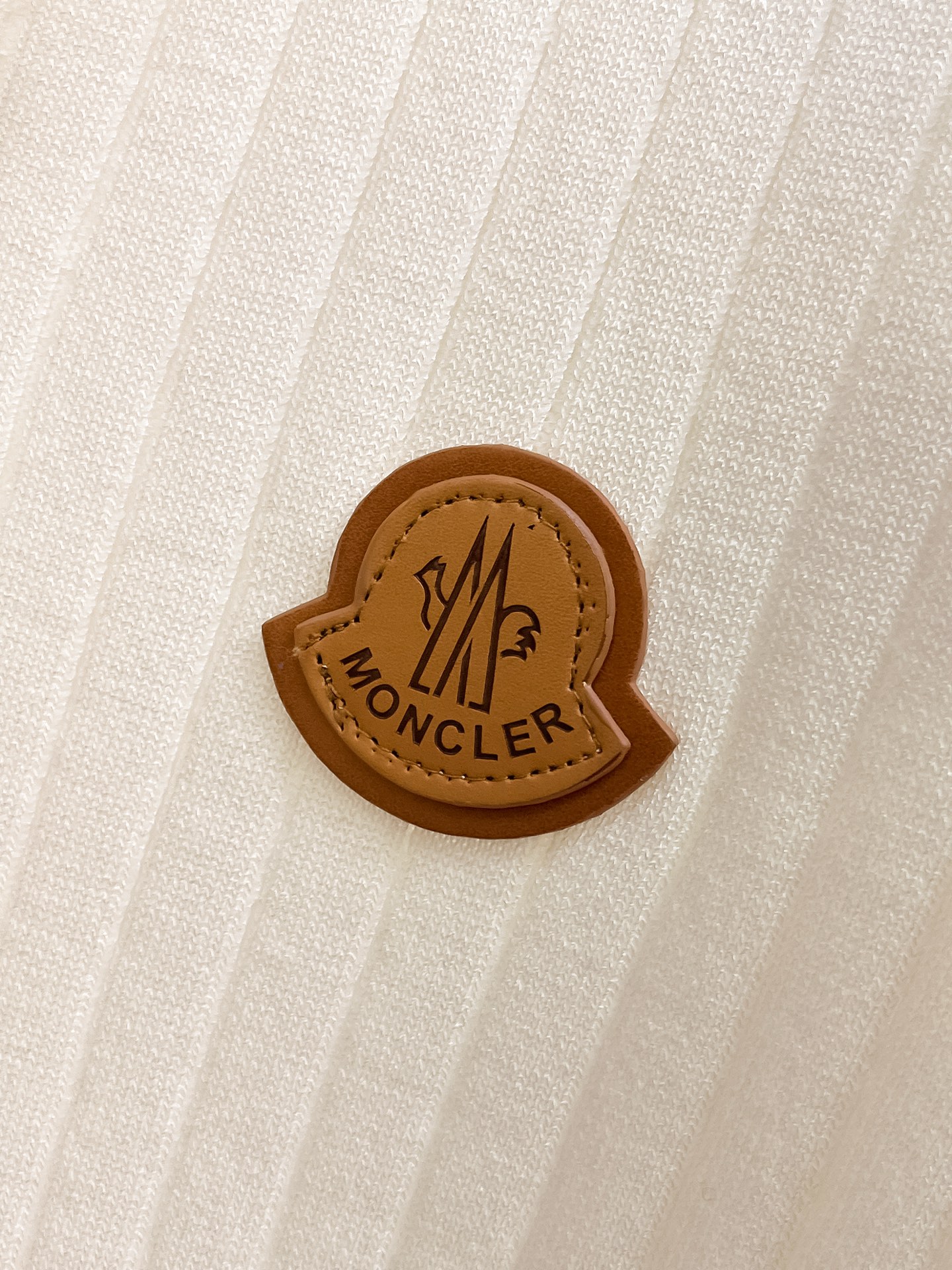 蒙口 2026春夏新品针织短袖，进口针织面料，手感柔软。顶级进口私货，设计潮流短袖针织衫，不失奢华 品质