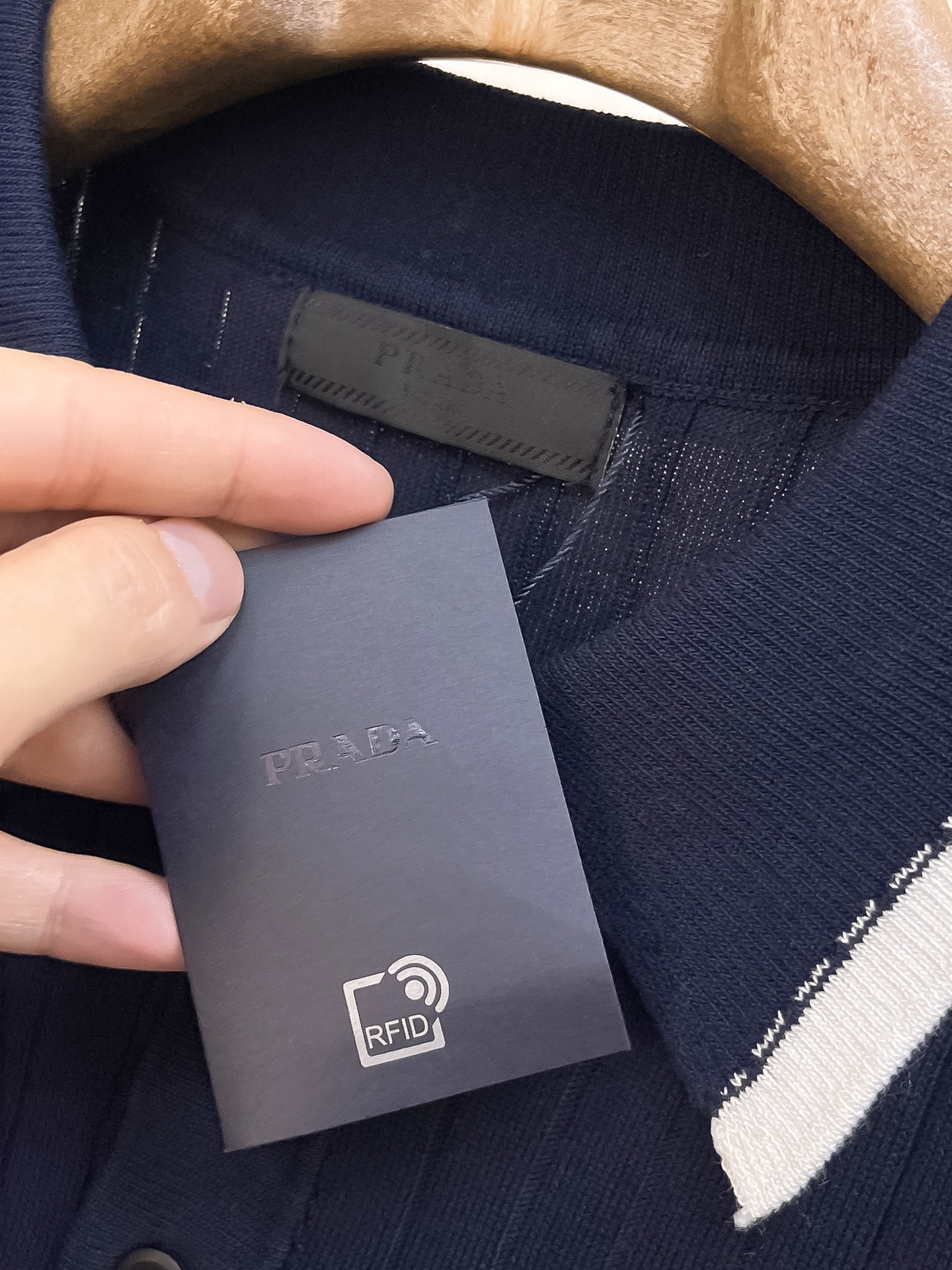 普拉达 2026春夏新品针织短袖，进口针织面料，手感柔软。顶级进口私货，设计潮流短袖针织衫，不失奢华 品