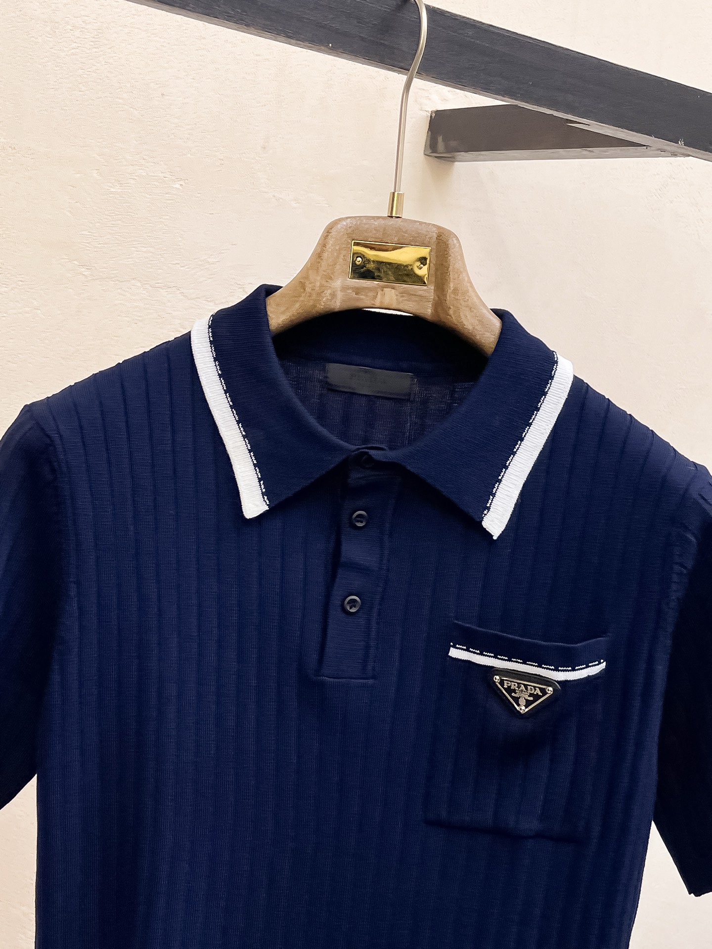 普拉达 2026春夏新品针织短袖，进口针织面料，手感柔软。顶级进口私货，设计潮流短袖针织衫，不失奢华 品