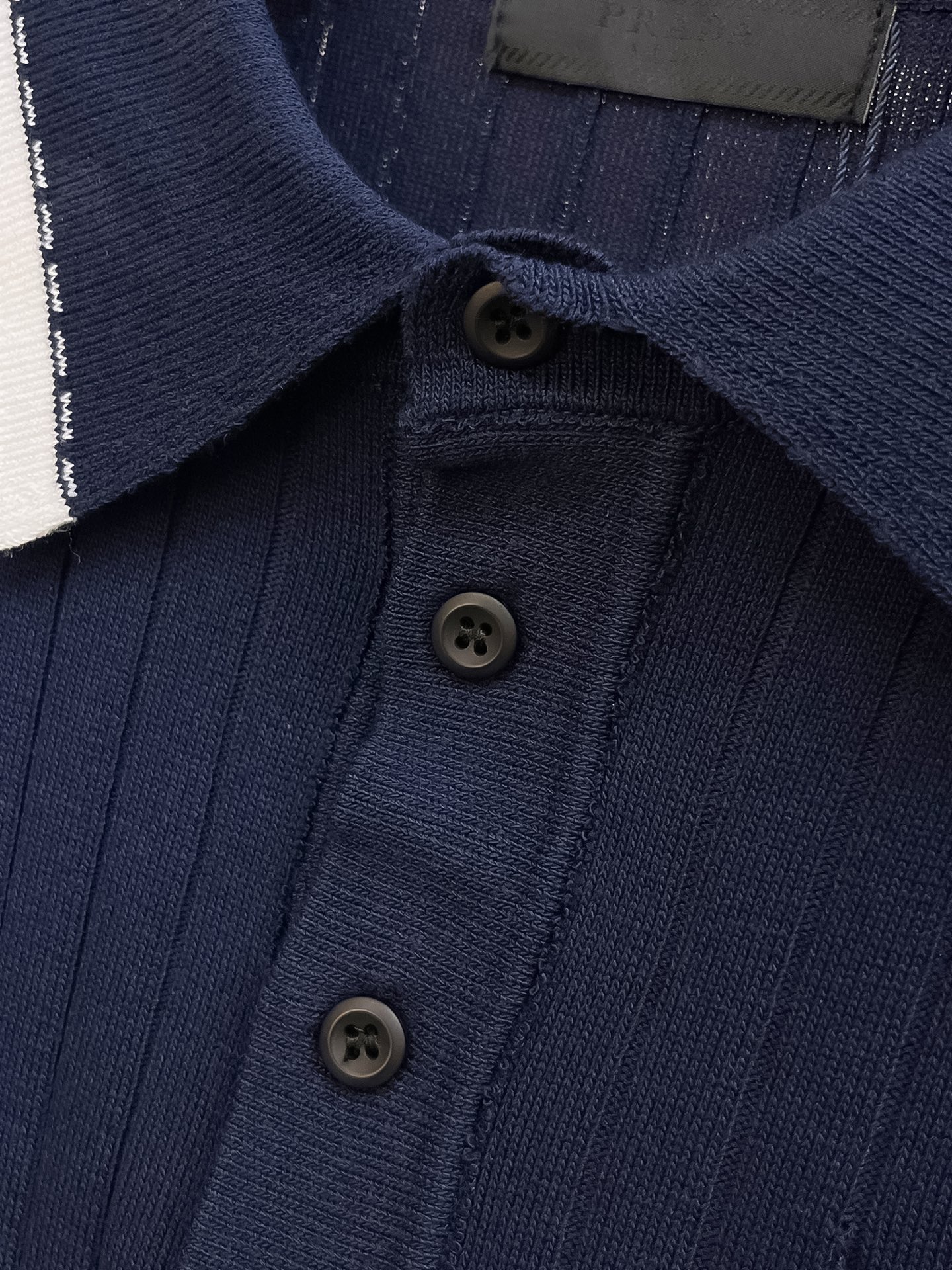 普拉达 2026春夏新品针织短袖，进口针织面料，手感柔软。顶级进口私货，设计潮流短袖针织衫，不失奢华 品