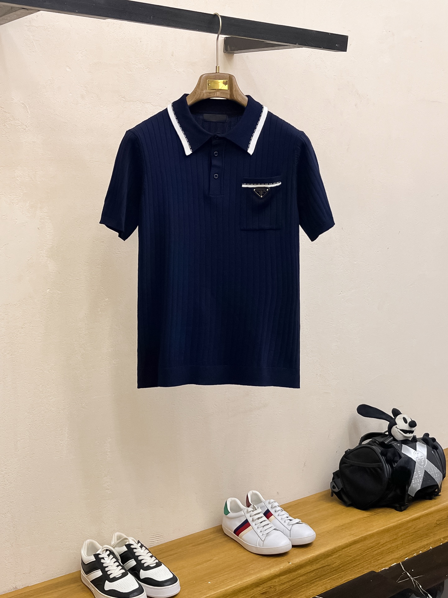 NO:442473,Prada 2025 spring and summer new product knitted short-sleeved, imported knitted fabric, soft touch. Top imported private goods, trendy short-sleeved sweaters, without losing luxury. The quality is unquestionable. The upper body effect is excellent, the same as the luxury official website!  Size M-3XL, prada, T-shirt, alexander wang19860909普拉达 2025春夏新品针织短袖,进口针织面料,手感柔软.顶级进口私货,设计潮流短袖针织衫,不失奢华 品质毋庸置疑 上身效果超赞,奢华官网同款！尺码M-3XL,,prada,T-shirt,alexander wang,Men's clothing