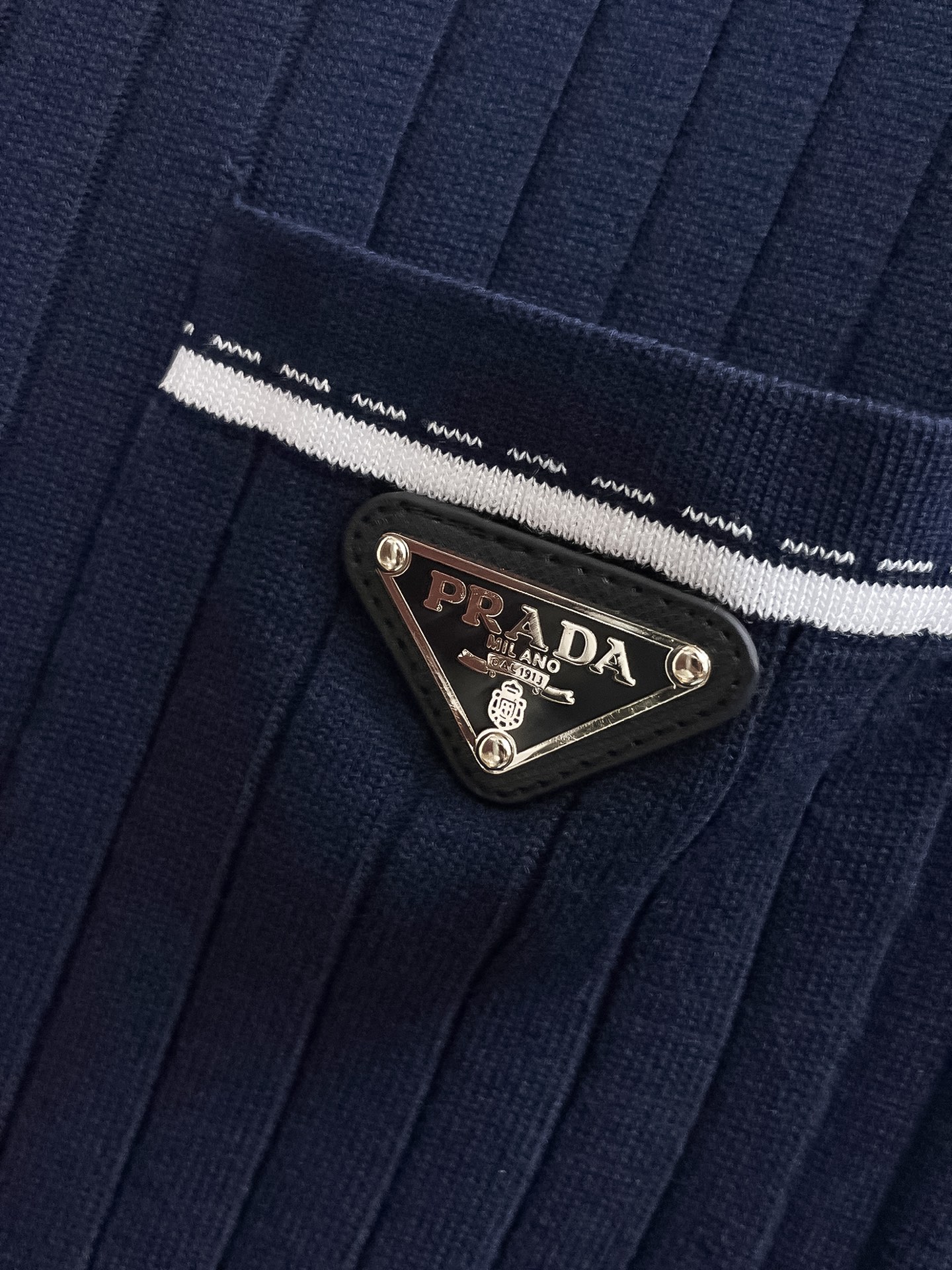 普拉达 2026春夏新品针织短袖，进口针织面料，手感柔软。顶级进口私货，设计潮流短袖针织衫，不失奢华 品