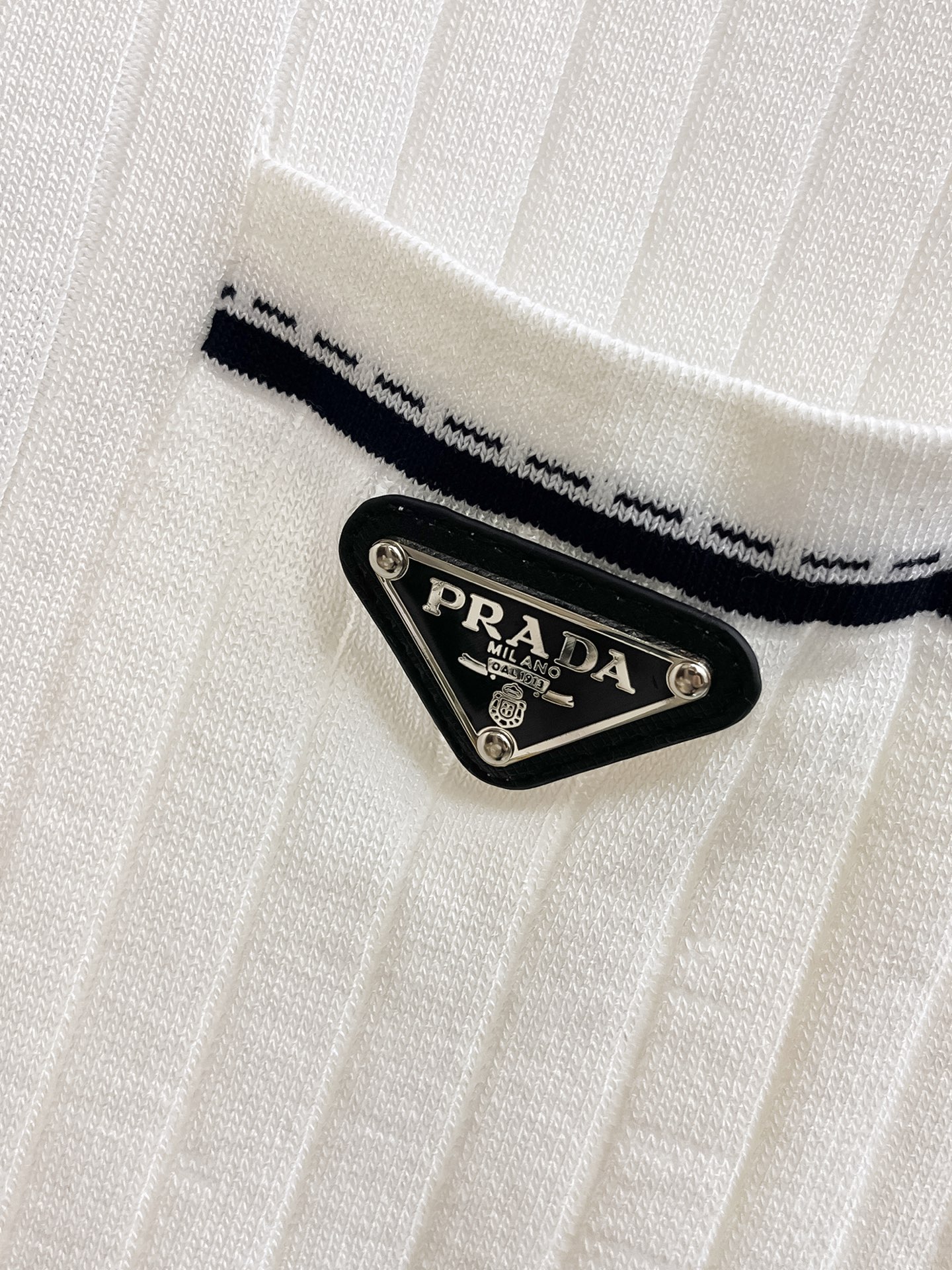 普拉达 2026春夏新品针织短袖，进口针织面料，手感柔软。顶级进口私货，设计潮流短袖针织衫，不失奢华 品