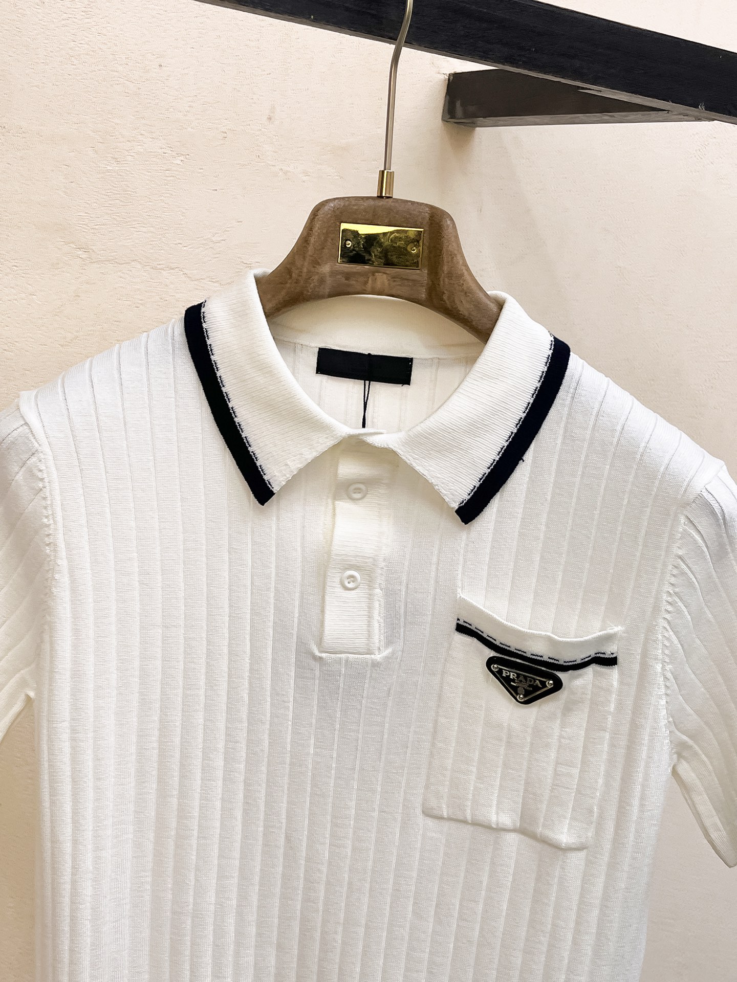 普拉达 2026春夏新品针织短袖，进口针织面料，手感柔软。顶级进口私货，设计潮流短袖针织衫，不失奢华 品