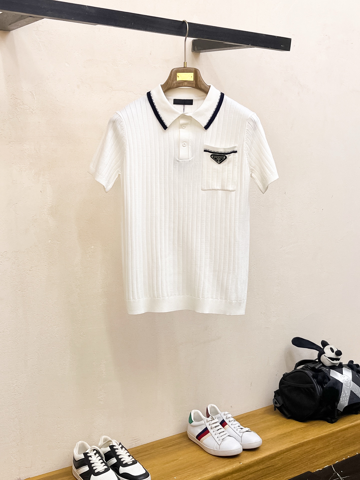 NO:442464,Prada 2025 spring and summer new product knitted short-sleeved, imported knitted fabric, soft touch. Top imported private goods, trendy short-sleeved sweaters, without losing luxury. The quality is unquestionable. The upper body effect is excellent, the same as the luxury official website!  Size M-3XL, prada, T-shirt, alexander wang19860909普拉达 2025春夏新品针织短袖,进口针织面料,手感柔软.顶级进口私货,设计潮流短袖针织衫,不失奢华 品质毋庸置疑 上身效果超赞,奢华官网同款！尺码M-3XL,,prada,T-shirt,alexander wang,Men's clothing