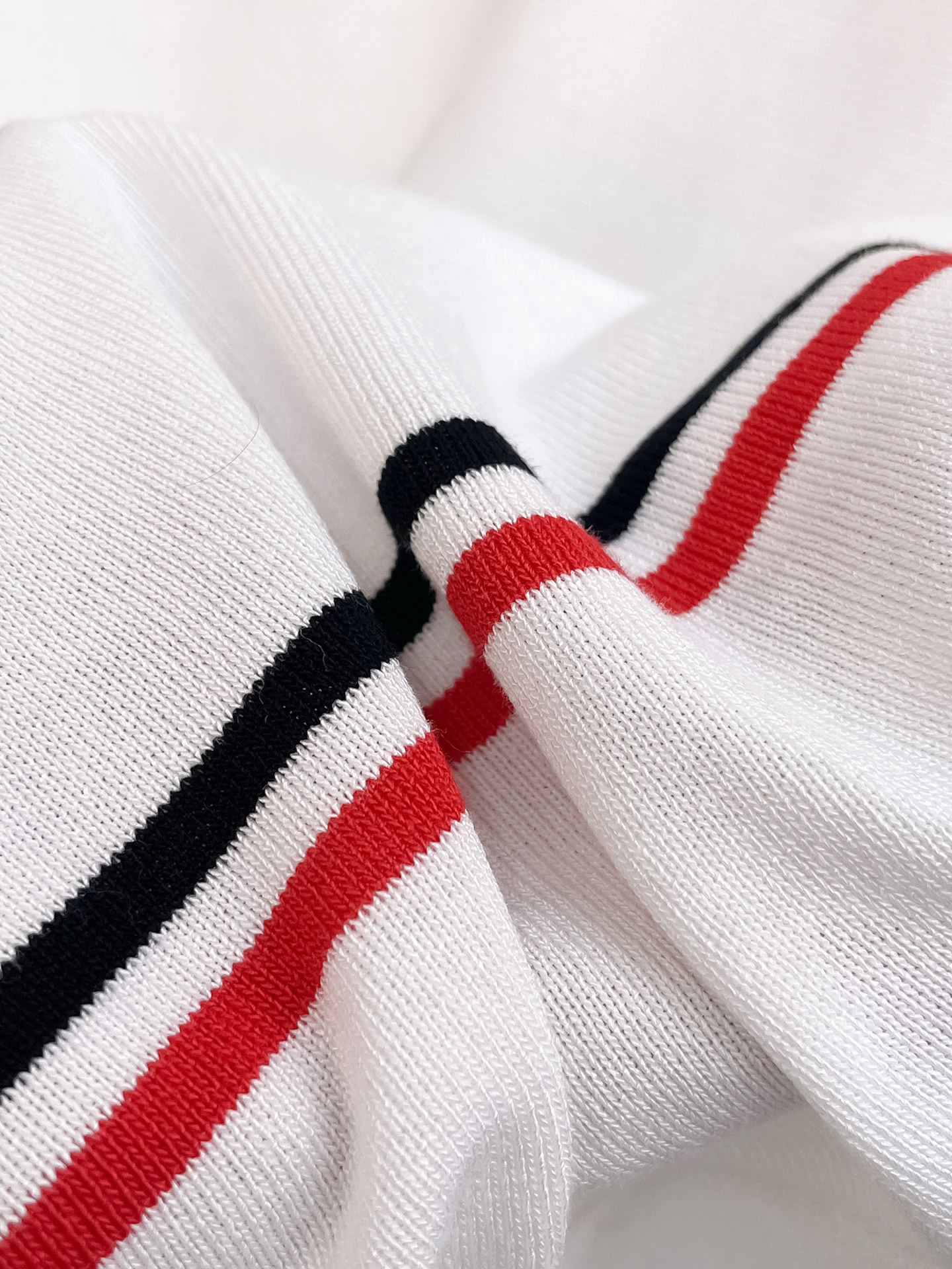 TB 2026春夏新品针织短袖，进口针织面料，手感柔软。顶级进口私货，设计潮流短袖针织衫，不失奢华 品质