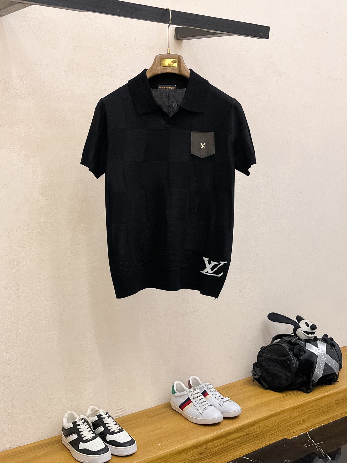 NO:442435,LV 2025 spring and summer new product knitted short-sleeved, imported knitted fabric, soft touch. Top imported private goods, design trendy short-sleeved sweaters, without losing luxury. The quality is unquestionable. The upper body effect is excellent, the same as the luxury official website!  Size M-3XL, louis vuitton, T-shirt, alexander wang19860909LV 2025春夏新品针织短袖,进口针织面料,手感柔软.顶级进口私货,设计潮流短袖针织衫,不失奢华 品质毋庸置疑 上身效果超赞,奢华官网同款！尺码M-3XL,,louis vuitton,T-shirt,alexander wang,Men's clothing