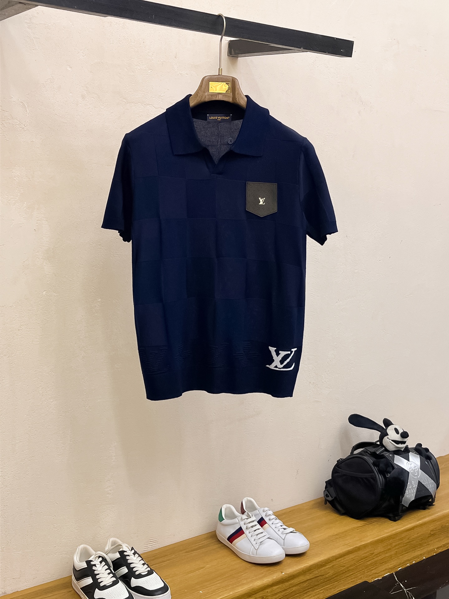 NO:442426,LV 2025 spring and summer new product knitted short-sleeved, imported knitted fabric, soft touch. Top imported private goods, design trendy short-sleeved sweaters, without losing luxury. The quality is unquestionable. The upper body effect is excellent, the same as the luxury official website!  Size M-3XL, louis vuitton, T-shirt, alexander wang19860909LV 2025春夏新品针织短袖,进口针织面料,手感柔软.顶级进口私货,设计潮流短袖针织衫,不失奢华 品质毋庸置疑 上身效果超赞,奢华官网同款！尺码M-3XL,,louis vuitton,T-shirt,alexander wang,Men's clothing