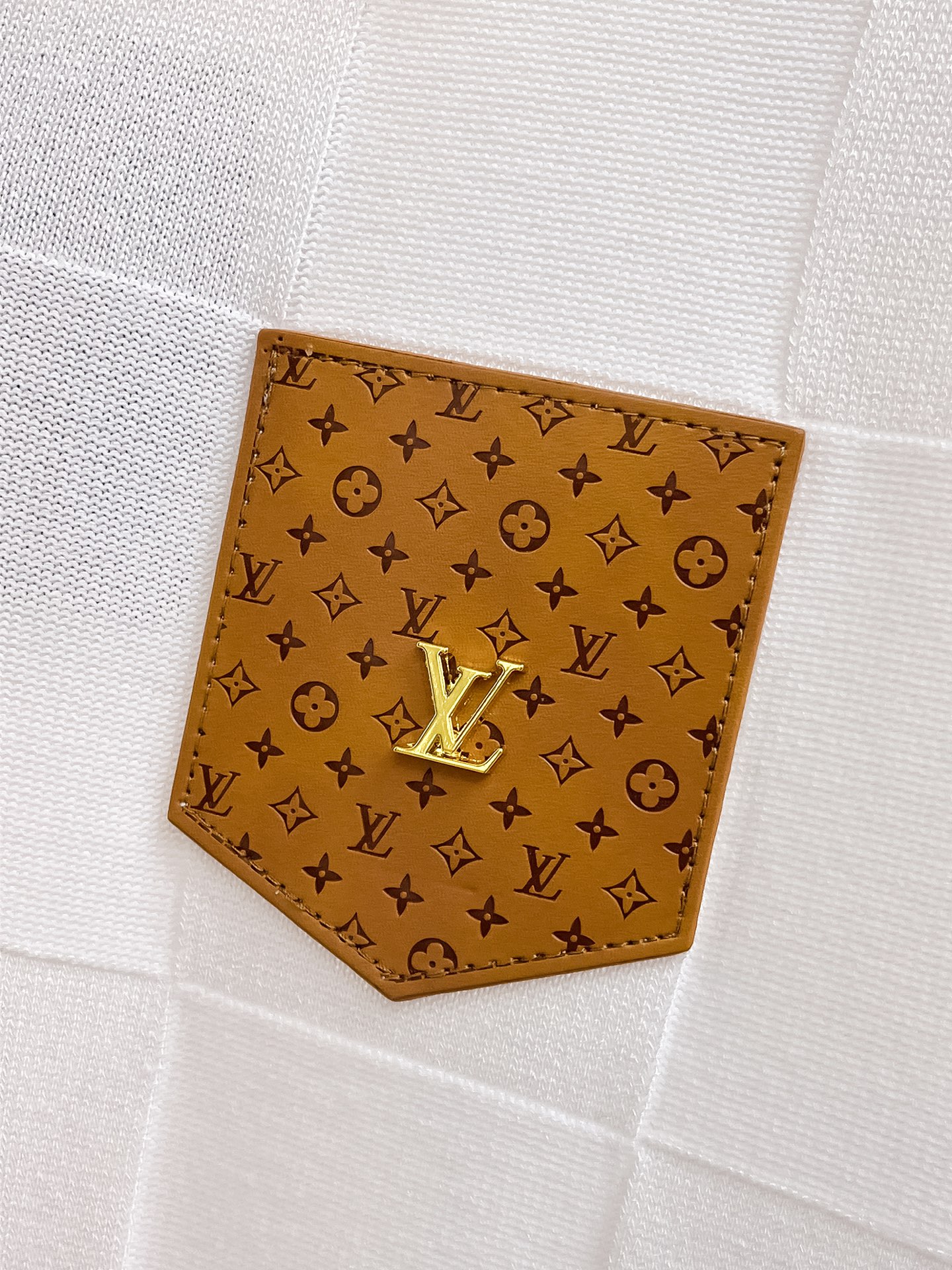 LV 2026春夏新品针织短袖，进口针织面料，手感柔软。顶级进口私货，设计潮流短袖针织衫，不失奢华 品质