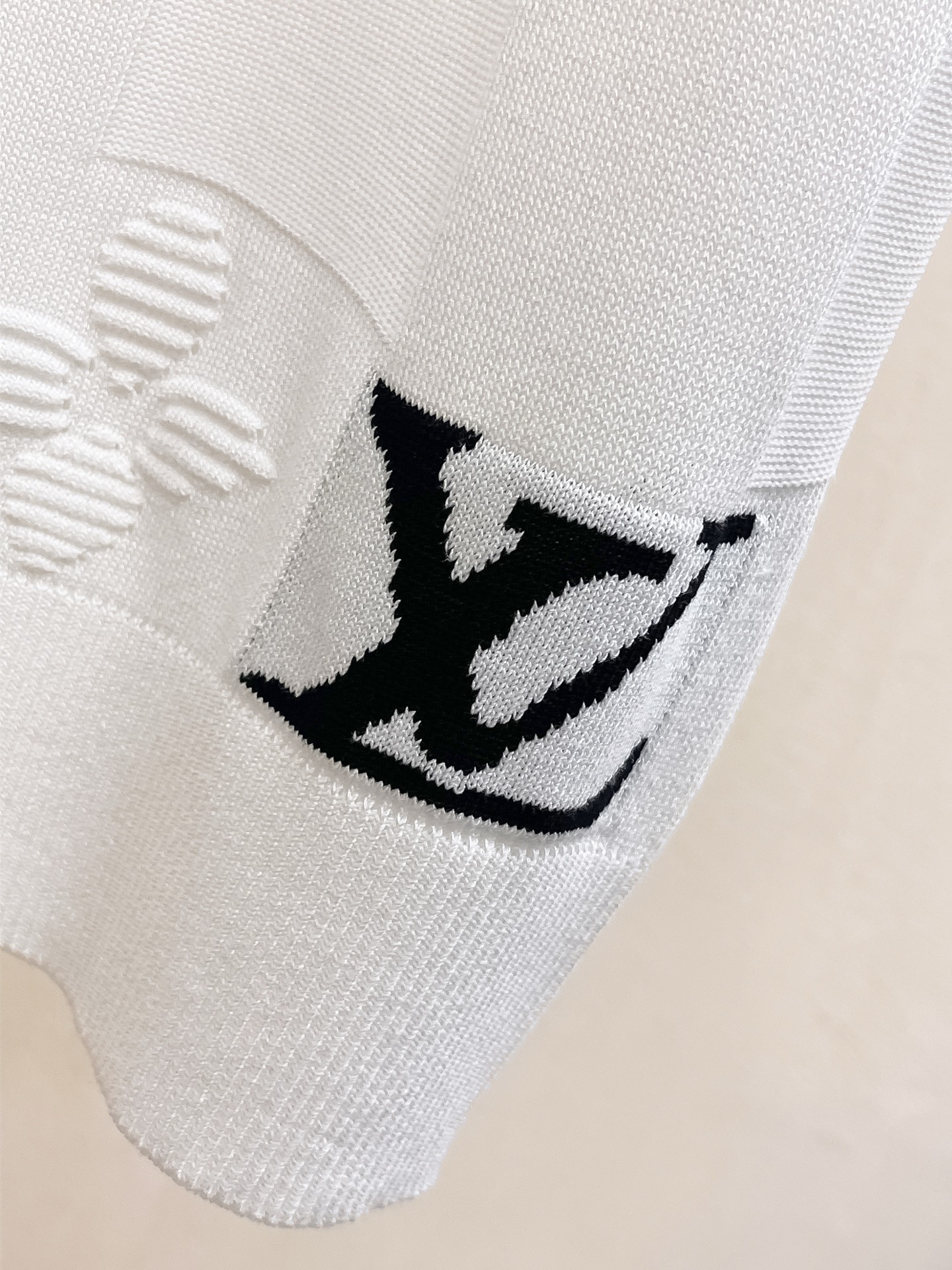 LV 2026春夏新品针织短袖，进口针织面料，手感柔软。顶级进口私货，设计潮流短袖针织衫，不失奢华 品质