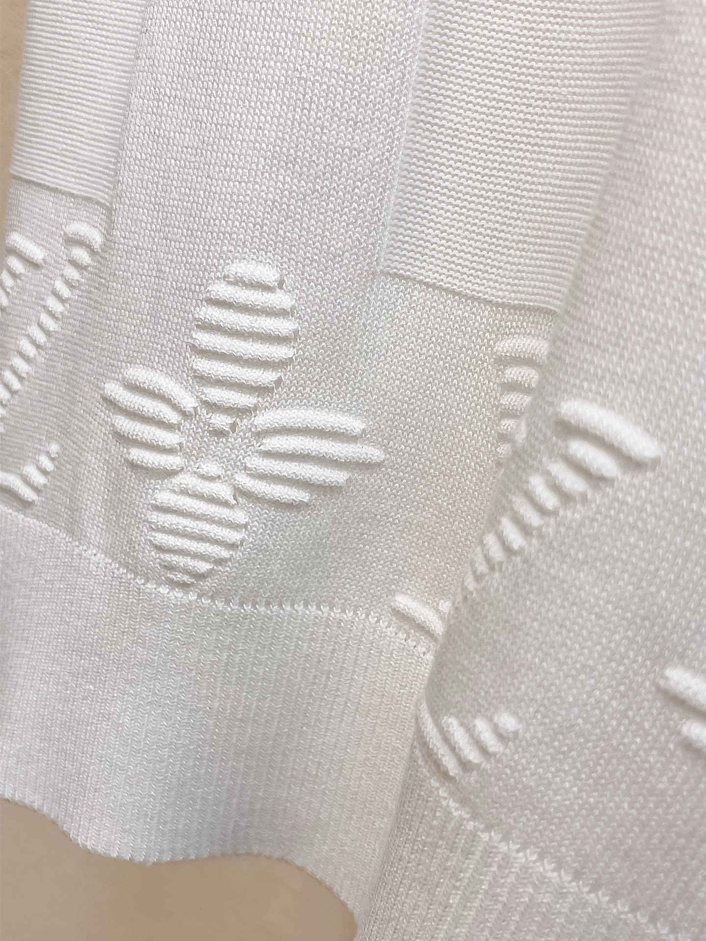 LV 2026春夏新品针织短袖，进口针织面料，手感柔软。顶级进口私货，设计潮流短袖针织衫，不失奢华 品质