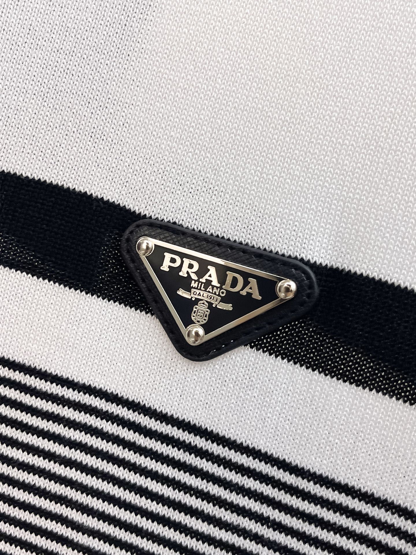 普拉达 2026春夏新品针织短袖，进口针织面料，手感柔软。顶级进口私货，设计潮流短袖针织衫，不失奢华 品