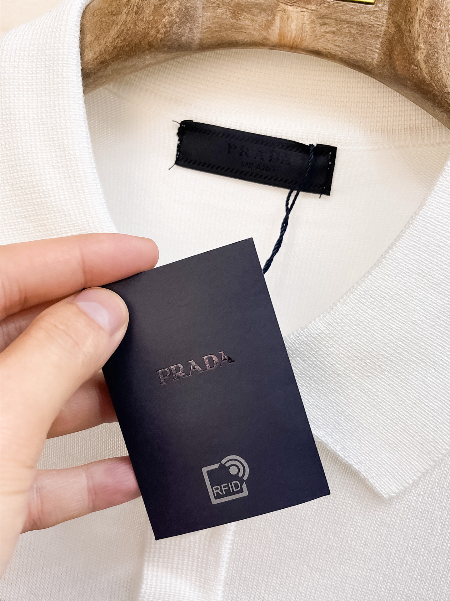 普拉达 2026春夏新品针织短袖，进口针织面料，手感柔软。顶级进口私货，设计潮流短袖针织衫，不失奢华 品