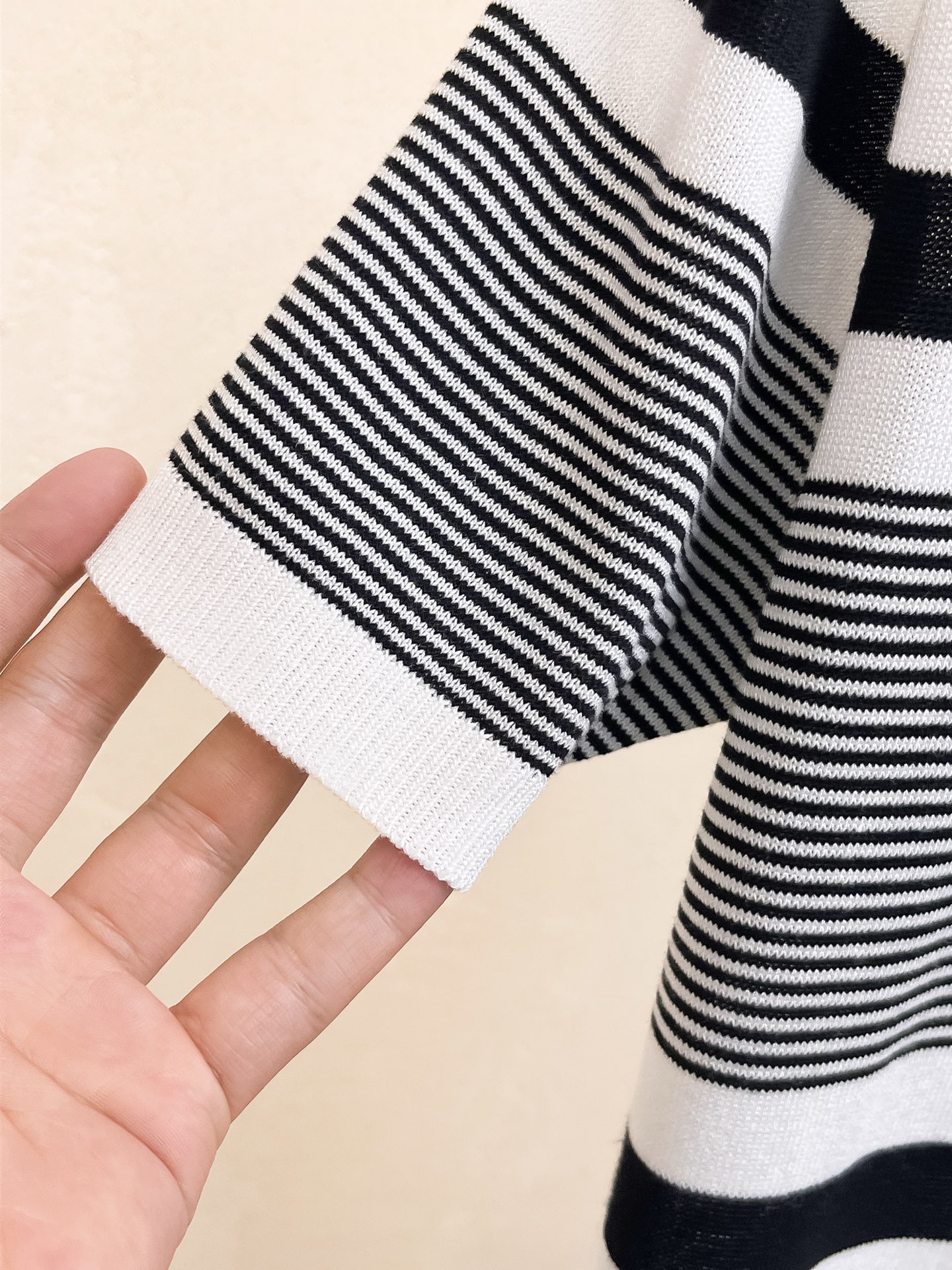 普拉达 2026春夏新品针织短袖，进口针织面料，手感柔软。顶级进口私货，设计潮流短袖针织衫，不失奢华 品