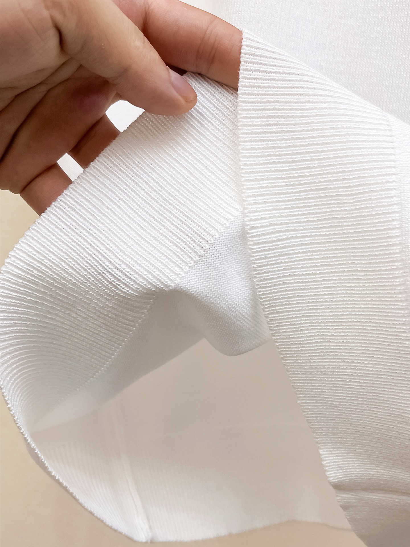 普拉达 2026春夏新品针织短袖，进口针织面料，手感柔软。顶级进口私货，设计潮流短袖针织衫，不失奢华 品