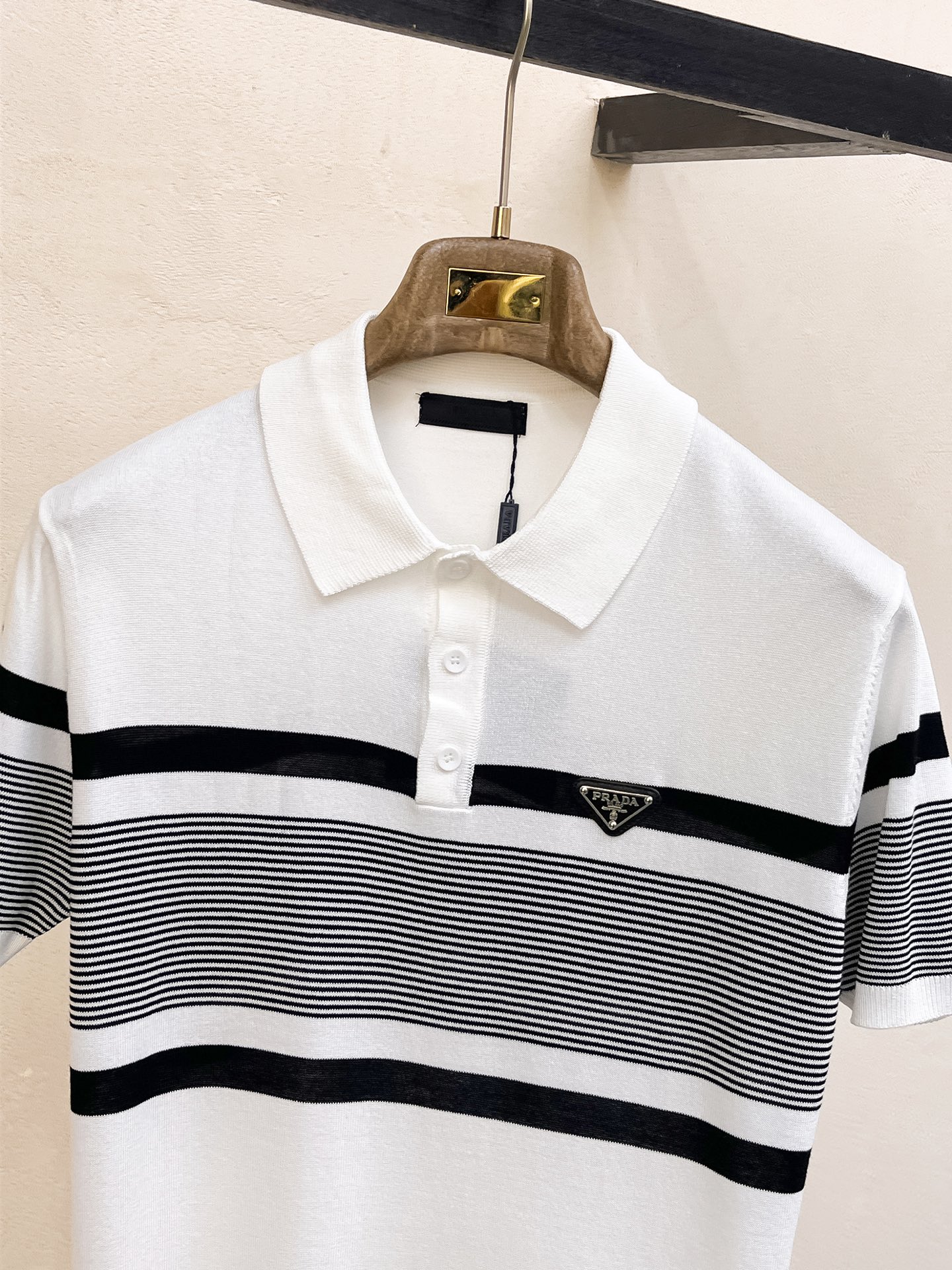 普拉达 2026春夏新品针织短袖，进口针织面料，手感柔软。顶级进口私货，设计潮流短袖针织衫，不失奢华 品