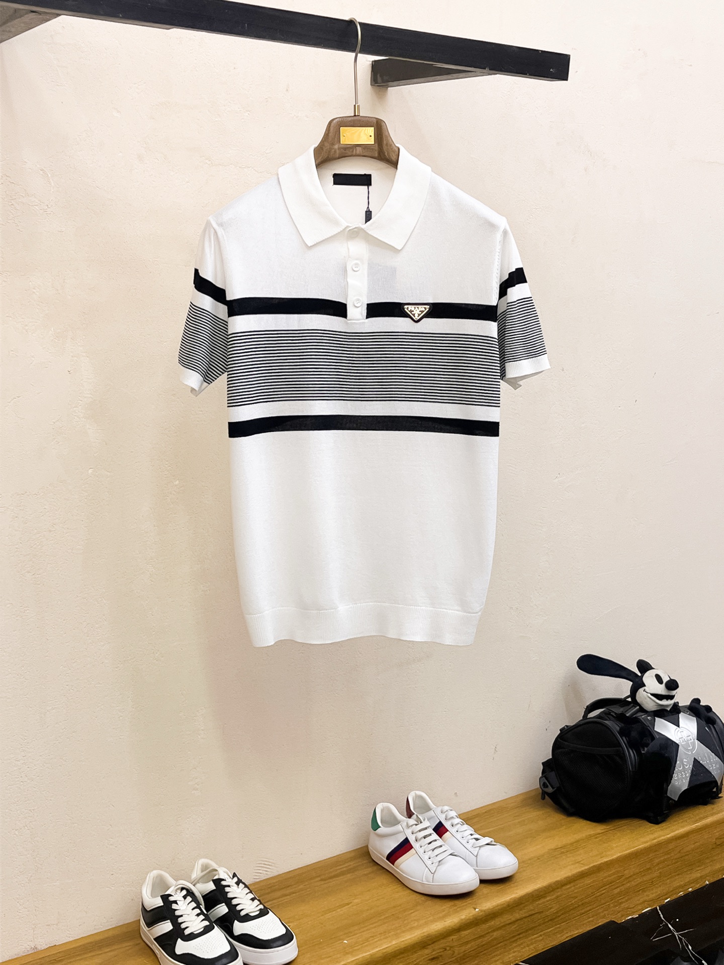 普拉达 2026春夏新品针织短袖，进口针织面料，手感柔软。顶级进口私货，设计潮流短袖针织衫，不失奢华 品