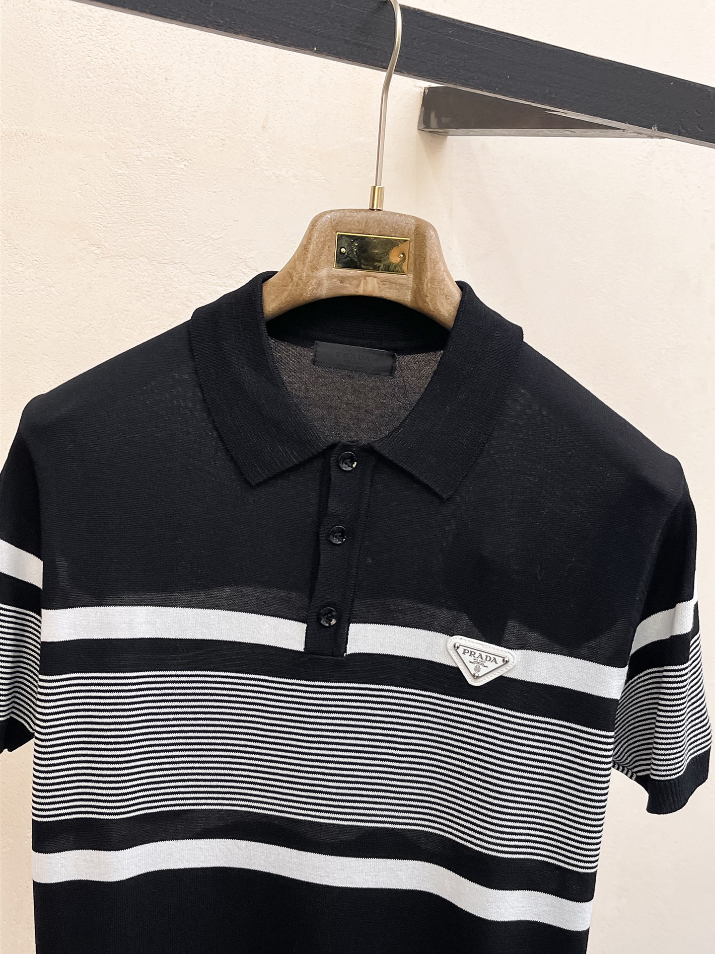 普拉达 2026春夏新品针织短袖，进口针织面料，手感柔软。顶级进口私货，设计潮流短袖针织衫，不失奢华 品