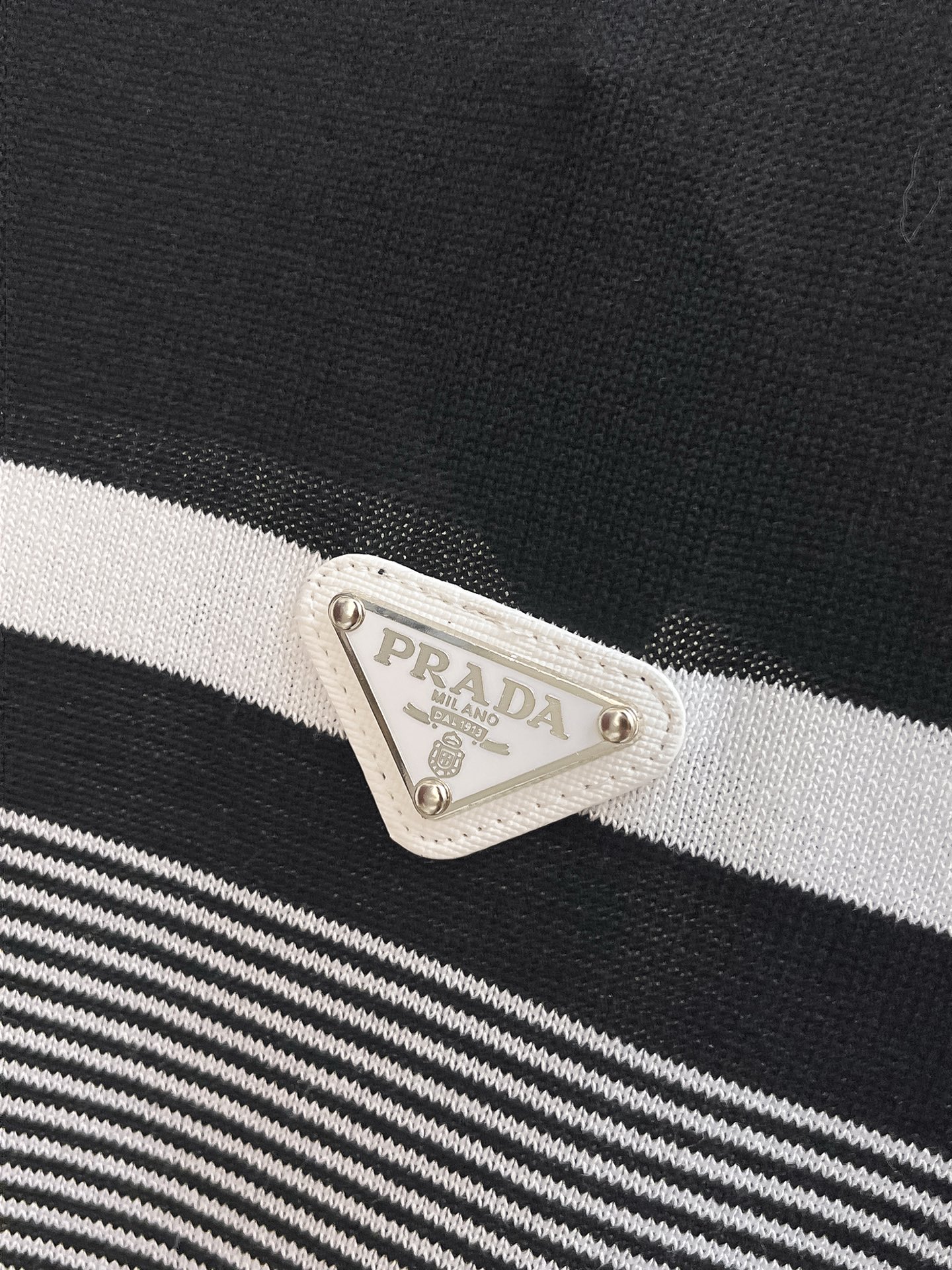 普拉达 2026春夏新品针织短袖，进口针织面料，手感柔软。顶级进口私货，设计潮流短袖针织衫，不失奢华 品