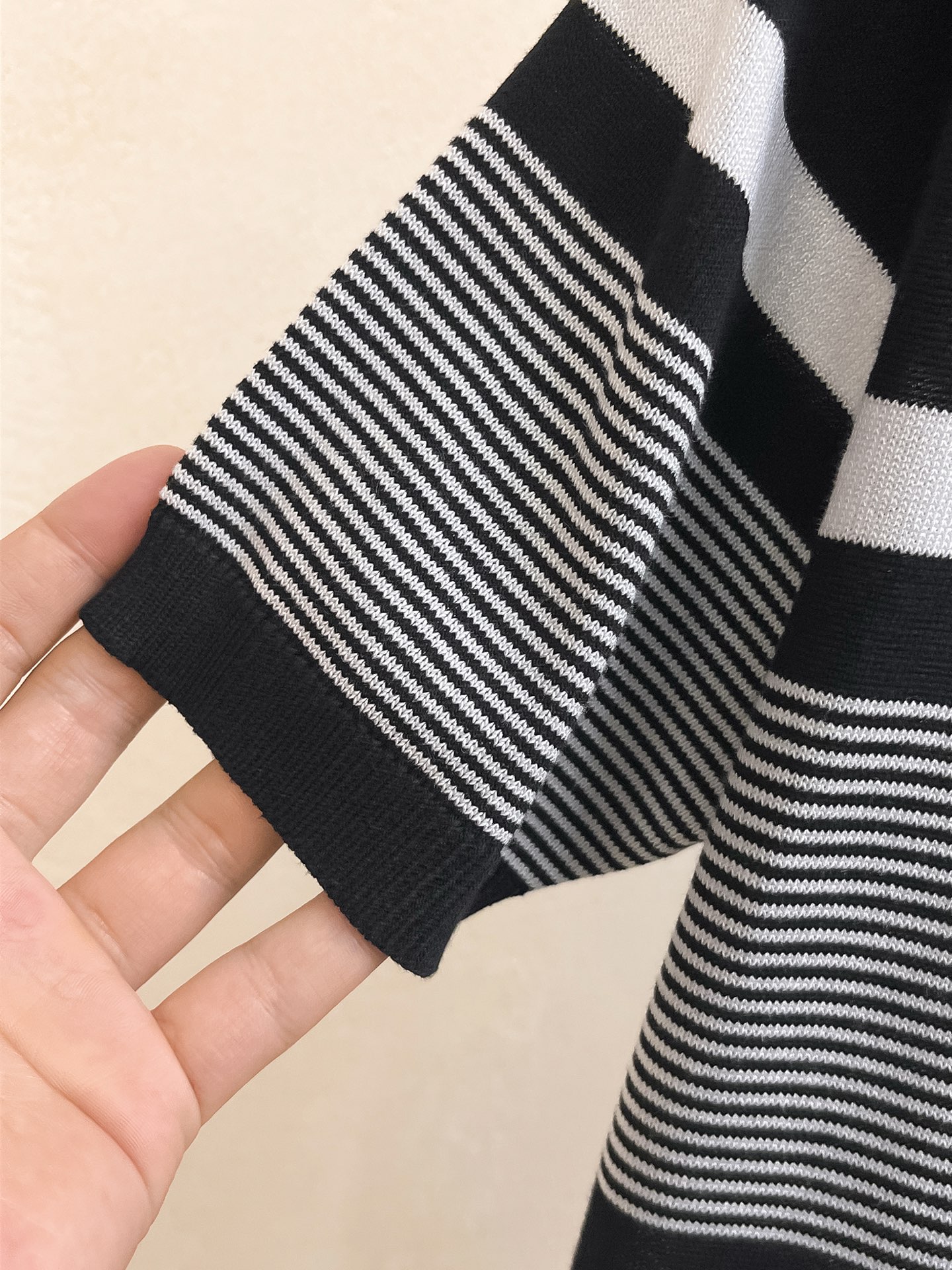 普拉达 2026春夏新品针织短袖，进口针织面料，手感柔软。顶级进口私货，设计潮流短袖针织衫，不失奢华 品