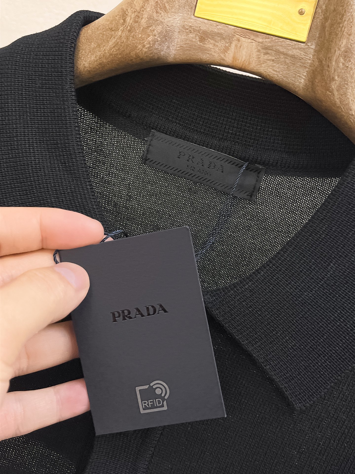 普拉达 2026春夏新品针织短袖，进口针织面料，手感柔软。顶级进口私货，设计潮流短袖针织衫，不失奢华 品