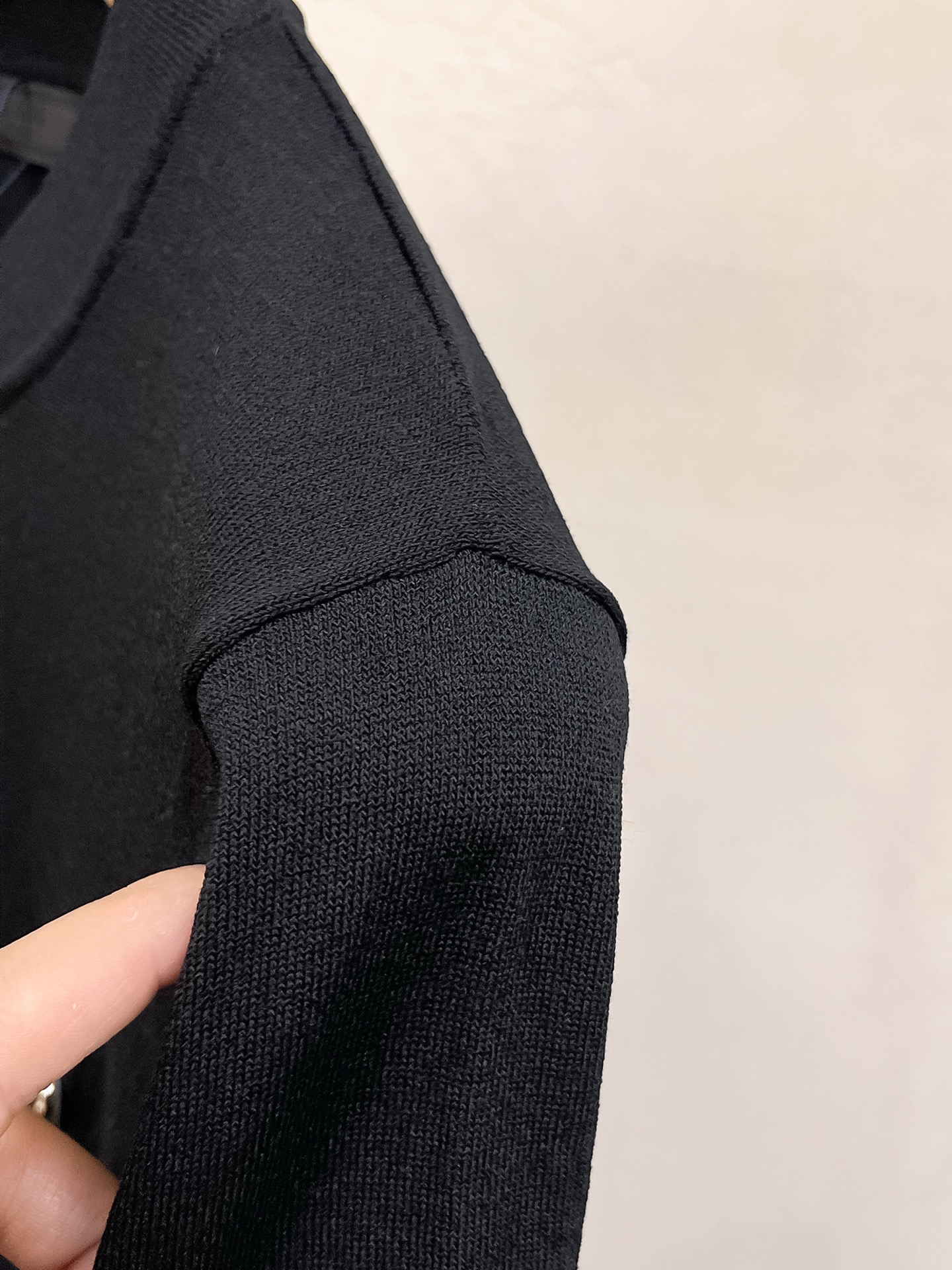 普拉达 2026春夏新品针织短袖，进口针织面料，手感柔软。顶级进口私货，设计潮流短袖针织衫，不失奢华 品