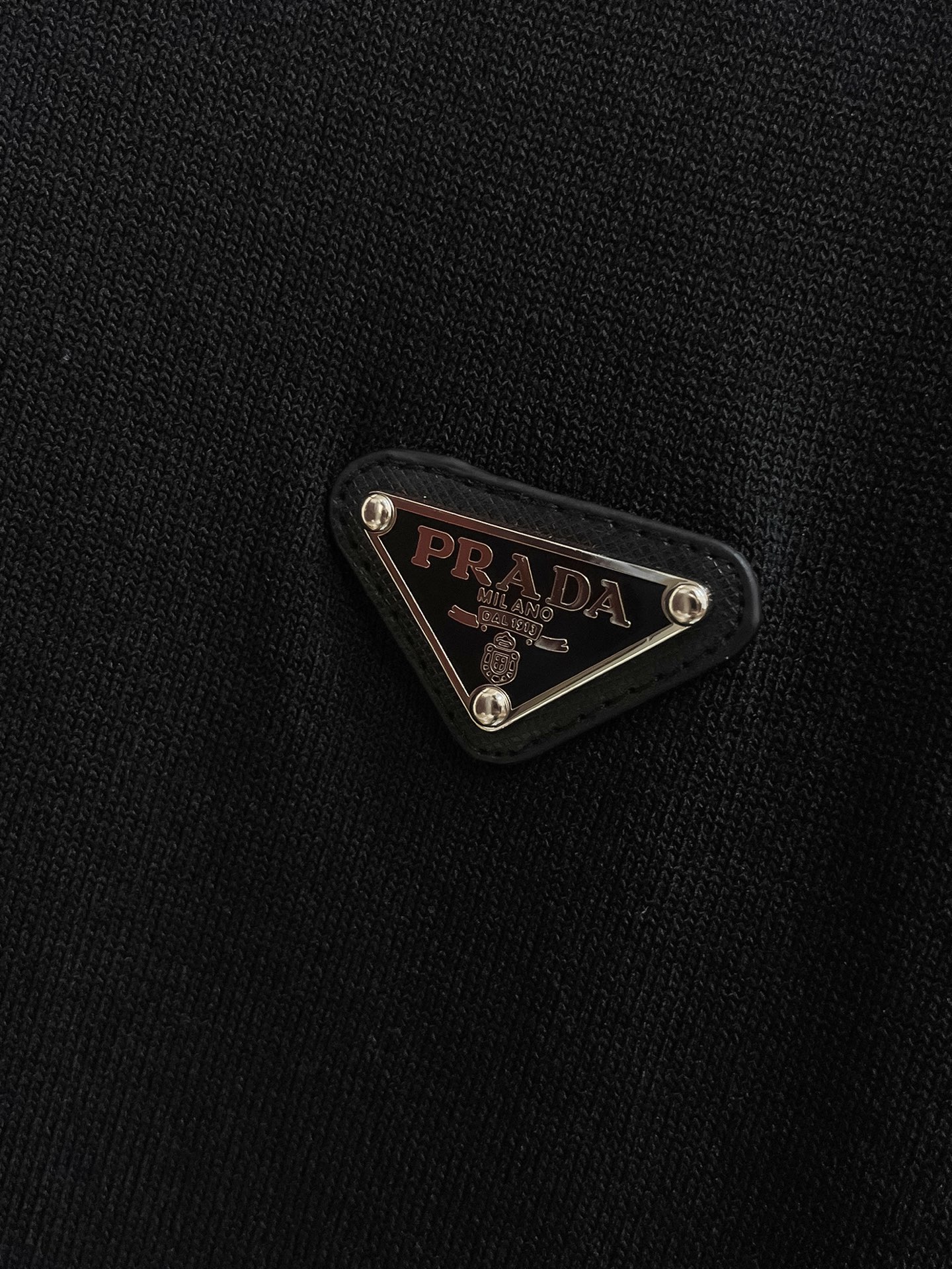 普拉达 2026春夏新品针织短袖，进口针织面料，手感柔软。顶级进口私货，设计潮流短袖针织衫，不失奢华 品