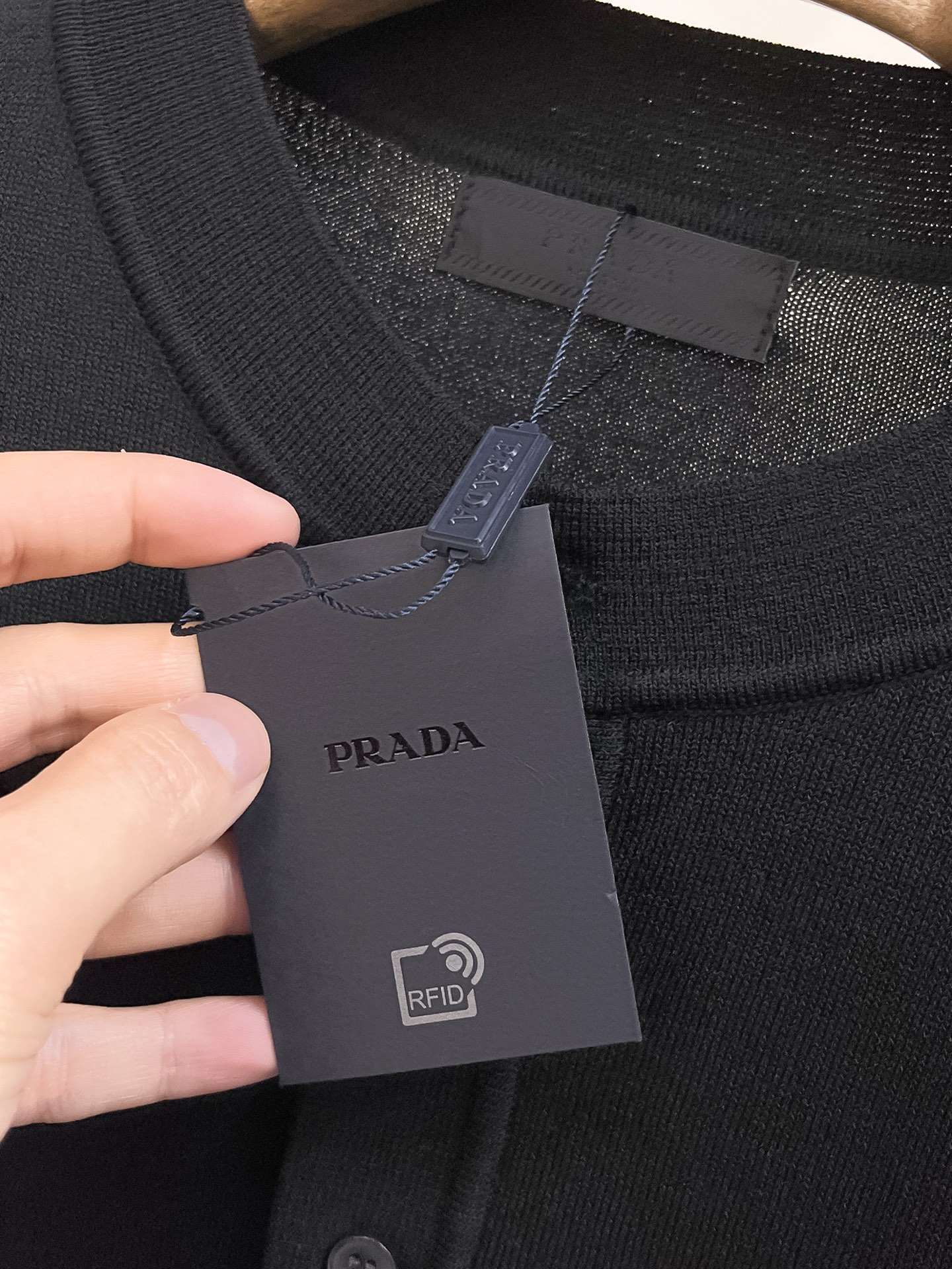 普拉达 2026春夏新品针织短袖，进口针织面料，手感柔软。顶级进口私货，设计潮流短袖针织衫，不失奢华 品