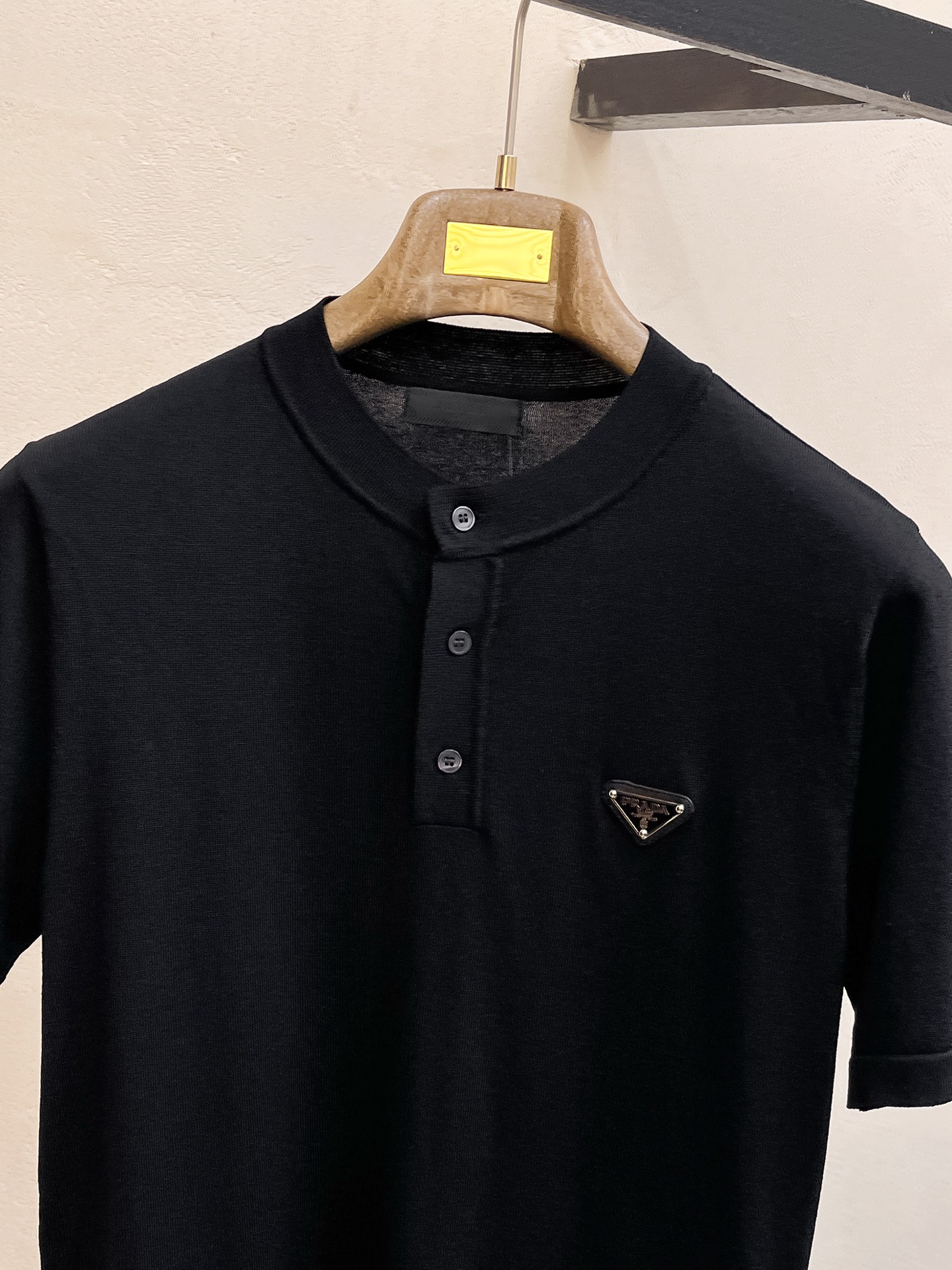 普拉达 2026春夏新品针织短袖，进口针织面料，手感柔软。顶级进口私货，设计潮流短袖针织衫，不失奢华 品