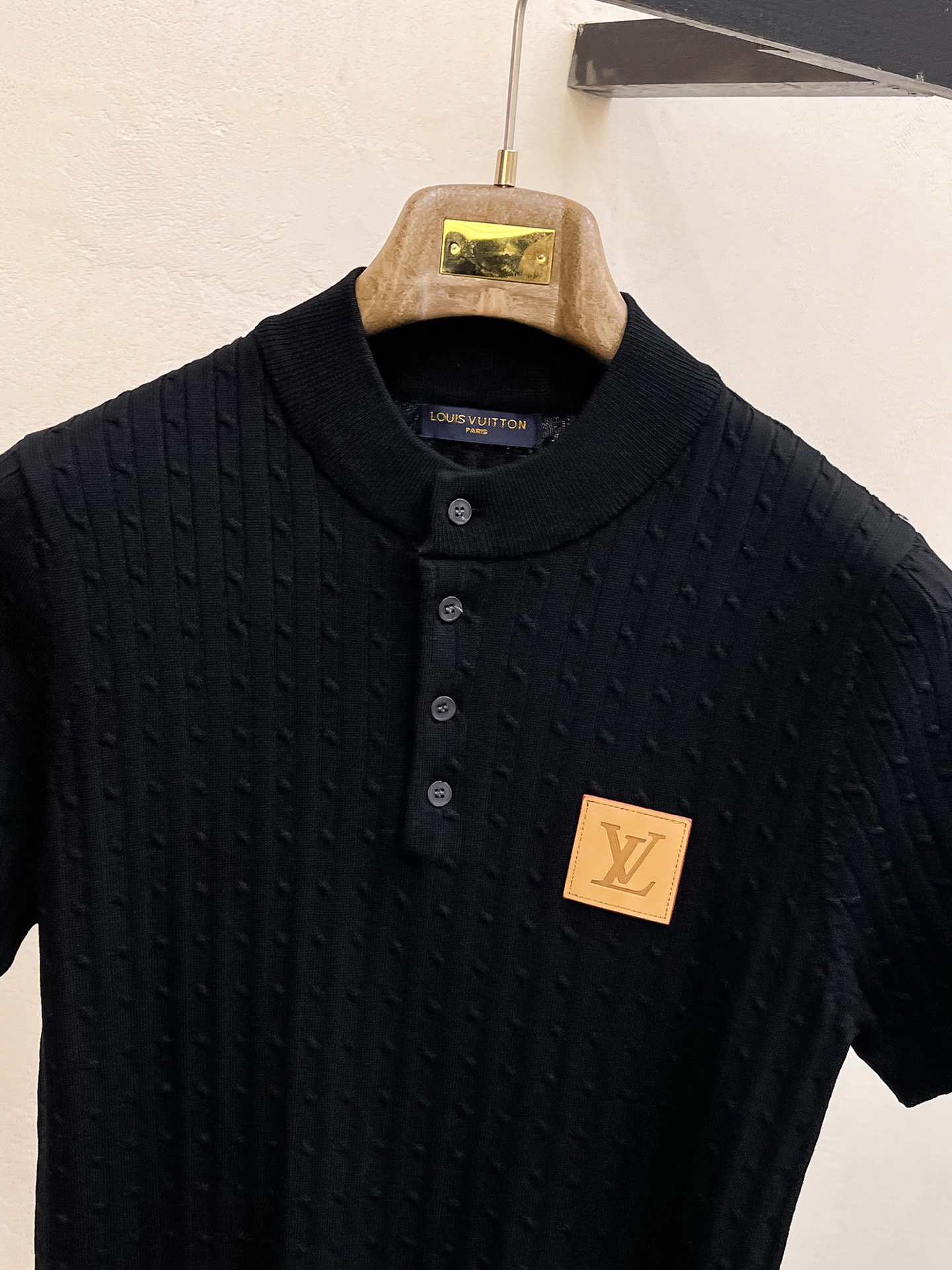 LV 2026春夏新品针织短袖，进口针织面料，手感柔软。顶级进口私货，设计潮流短袖针织衫，不失奢华 品质