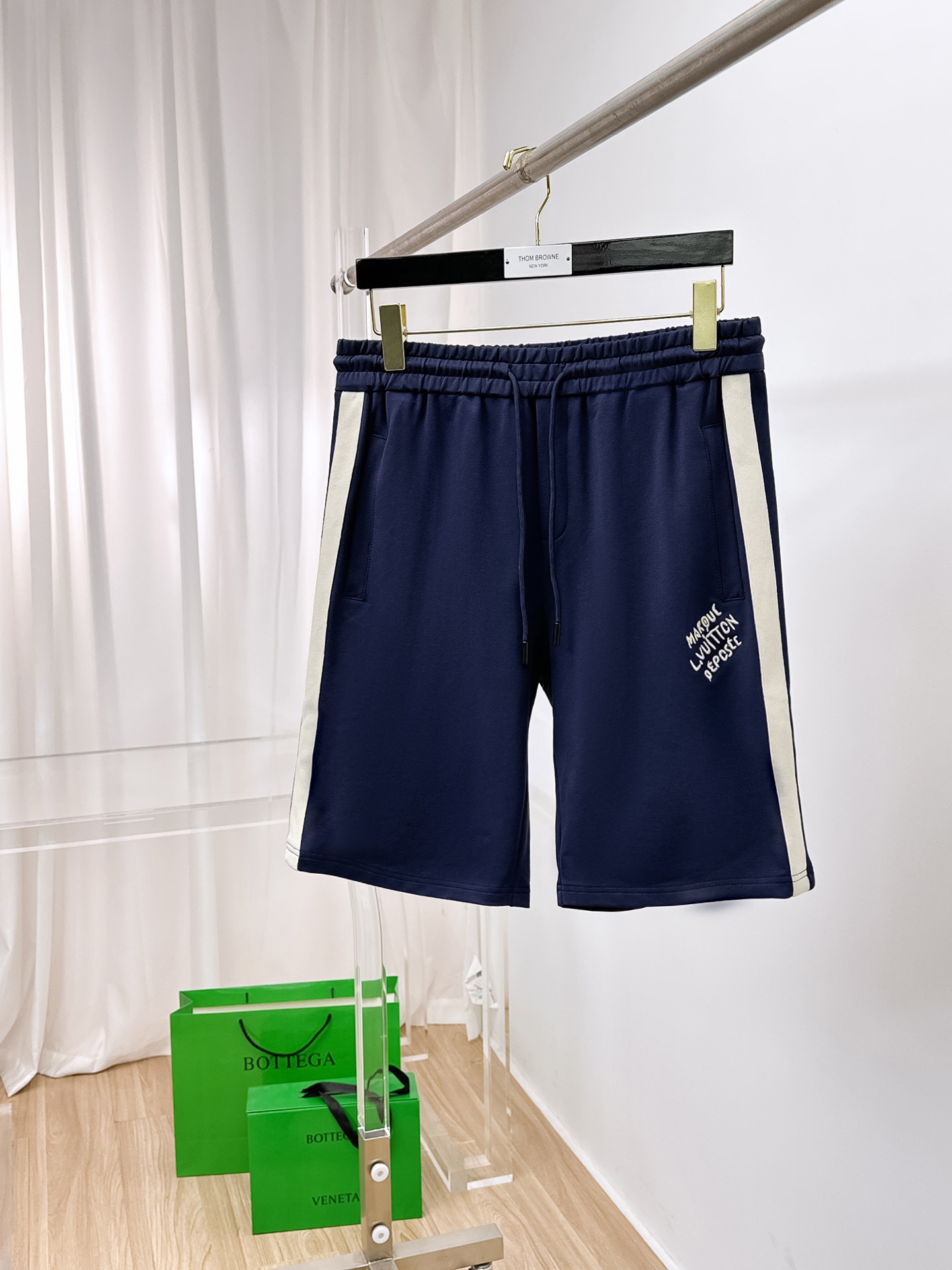 NO:156255,LV/Dujia 25 spring and summer new elastic strap casual shorts, custom-made fabric for counter, breathable and comfortable, impeccable details, brand element embroidery design concept, reflecting high quality. The feel is delicate and soft!  It is casually cut, with a great upper body style!  Code number M-3XL, louis vuitton,louis vuitton,louis vuitton, shorts,alexander wang19860909LV/驴家 25春夏新款松紧带休闲短裤,专柜定制面料 透气舒适度高,细节无可挑剔,品牌元素刺绣设计理念,体现高品质.手感细腻柔软！呈现休闲裁剪,上身版型超赞！码数M-3XL,,louis vuitton,louis vuitton,louis vuitton,shorts,alexander wang,Men's clothing