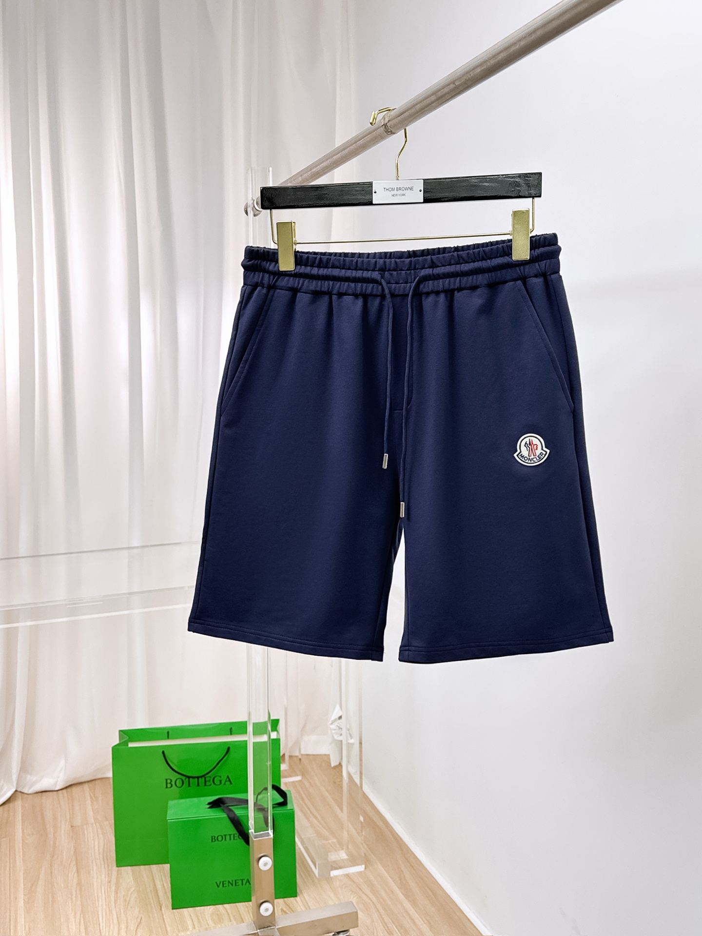 NO:156268,The new spring and summer elastic strap casual shorts in 25 spring and summer, customized fabric for counter, breathable and comfortable, impeccable details, brand element embroidery design concept, reflecting high quality. The feel is delicate and soft!  It is casually cut, with a great upper body style!  Code number M-3XL, Moncler, shorts, alexander wang19860909蒙口 25春夏新款松紧带休闲短裤,专柜定制面料 透气舒适度高,细节无可挑剔,品牌元素刺绣设计理念,体现高品质.手感细腻柔软！呈现休闲裁剪,上身版型超赞！码数M-3XL,,Moncler,shorts,alexander wang,Men's clothing