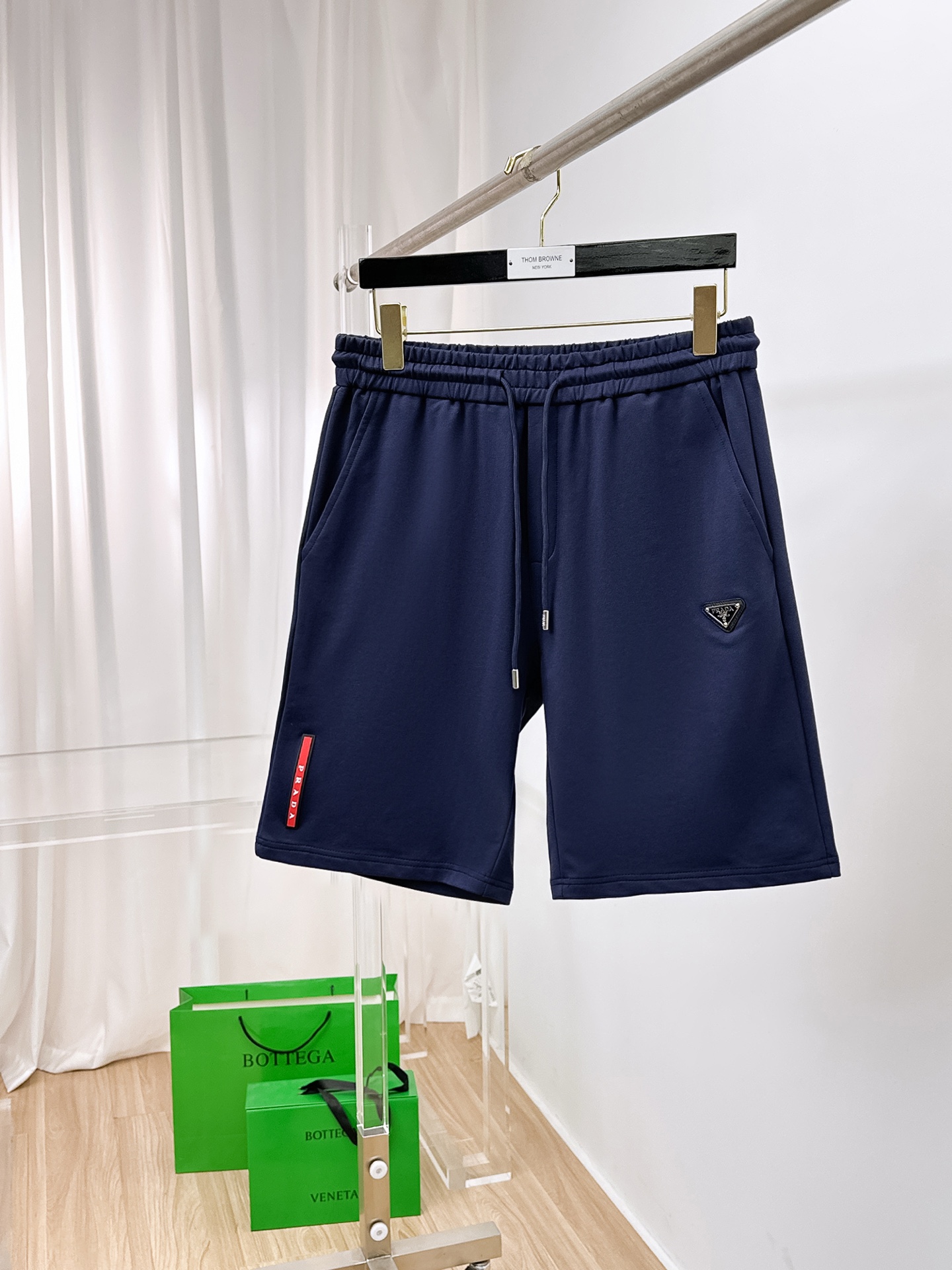 NO:156274,Prada 25 spring and summer new elastic strap casual shorts, custom-made fabric for counter, breathable and comfortable, impeccable details, brand element embroidery design concept, reflecting high quality. It feels delicate and soft!  It is casually cut, with a great upper body style!  Code number M-3XL, prada, shorts, alexander wang19860909普拉达 25春夏新款松紧带休闲短裤,专柜定制面料 透气舒适度高,细节无可挑剔,品牌元素刺绣设计理念,体现高品质.手感细腻柔软！呈现休闲裁剪,上身版型超赞！码数M-3XL,,prada,shorts,alexander wang,Men's clothing