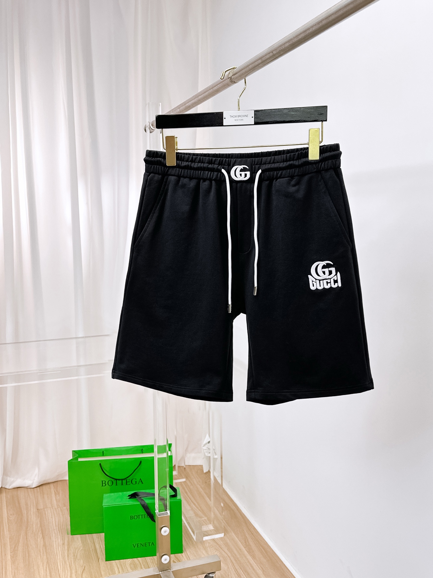 NO:156279,Gucci's new spring and summer elastic strap casual shorts, customized counter fabric, breathable and comfortable, impeccable details, brand element embroidery design concept, reflecting high quality. It feels delicate and soft!  It is casually cut, with a great upper body style!  Code number M-3XL, gucci, shorts, alexander wang19860909古驰 25春夏新款松紧带休闲短裤,专柜定制面料 透气舒适度高,细节无可挑剔,品牌元素刺绣设计理念,体现高品质.手感细腻柔软！呈现休闲裁剪,上身版型超赞！码数M-3XL,,gucci,shorts,alexander wang,Men's clothing