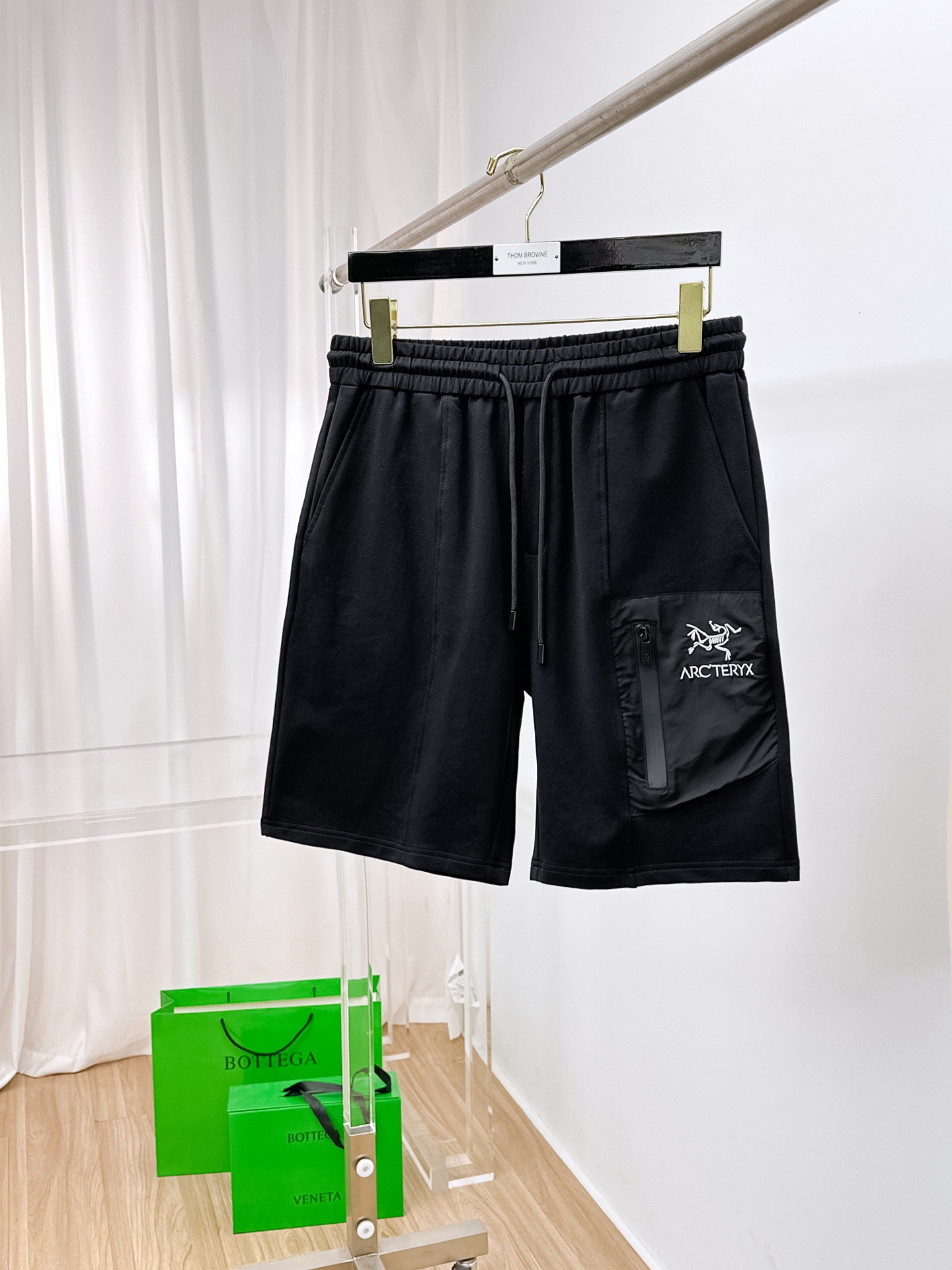 NO:156284,Archaeopteryx 25 spring and summer new elastic strap casual shorts, custom-made fabric for counter, breathable and comfortable, impeccable details, brand element embroidery design concept, reflecting high quality. It feels delicate and soft!  It is casually cut, with a great upper body style!  Code number M-3XL, arc'teryx, shorts, alexander wang19860909始祖鸟 25春夏新款松紧带休闲短裤,专柜定制面料 透气舒适度高,细节无可挑剔,品牌元素刺绣设计理念,体现高品质.手感细腻柔软！呈现休闲裁剪,上身版型超赞！码数M-3XL,arc'teryx,shorts,alexander wang,Men's clothing