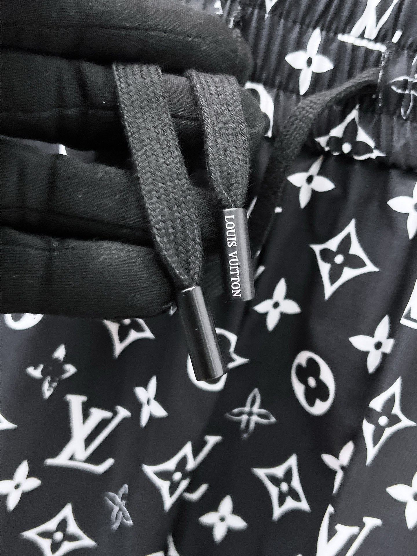   LV 驴家 2025 春夏新款 时尚休闲裤 上身舒适透气  颜色  黑色  码数M-3XL