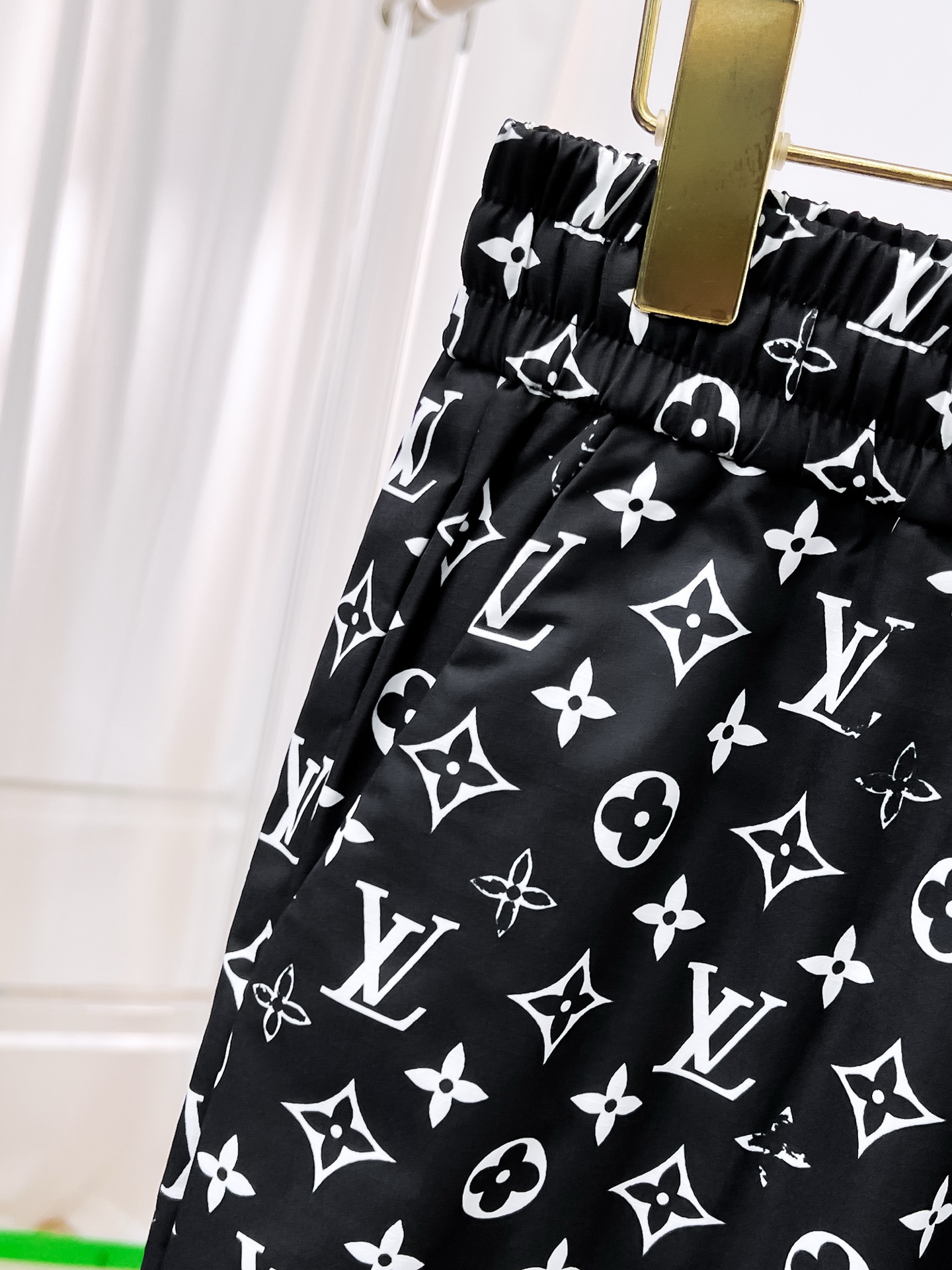   LV 驴家 2025 春夏新款 时尚休闲裤 上身舒适透气  颜色  黑色  码数M-3XL