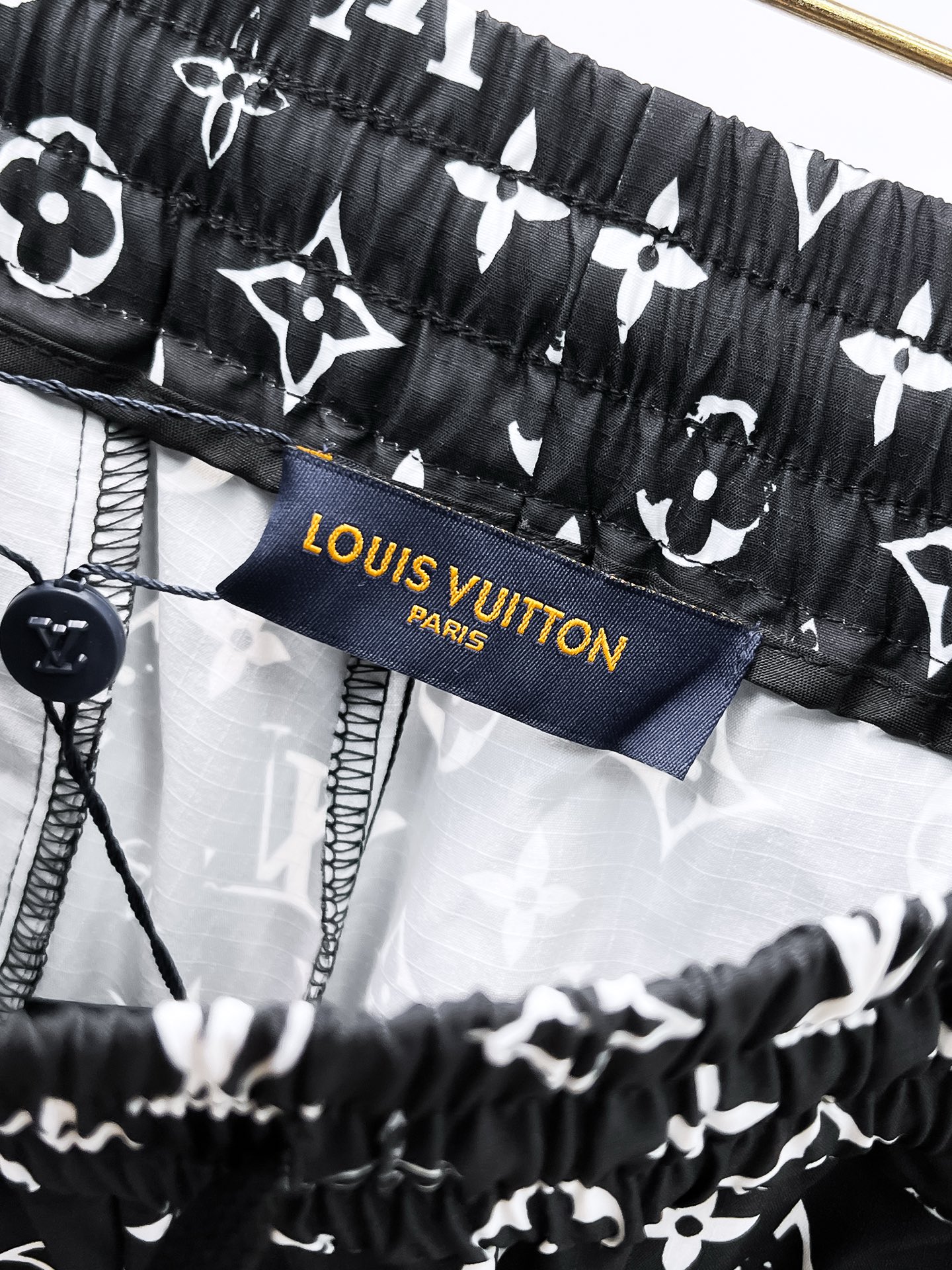   LV 驴家 2025 春夏新款 时尚休闲裤 上身舒适透气  颜色  黑色  码数M-3XL