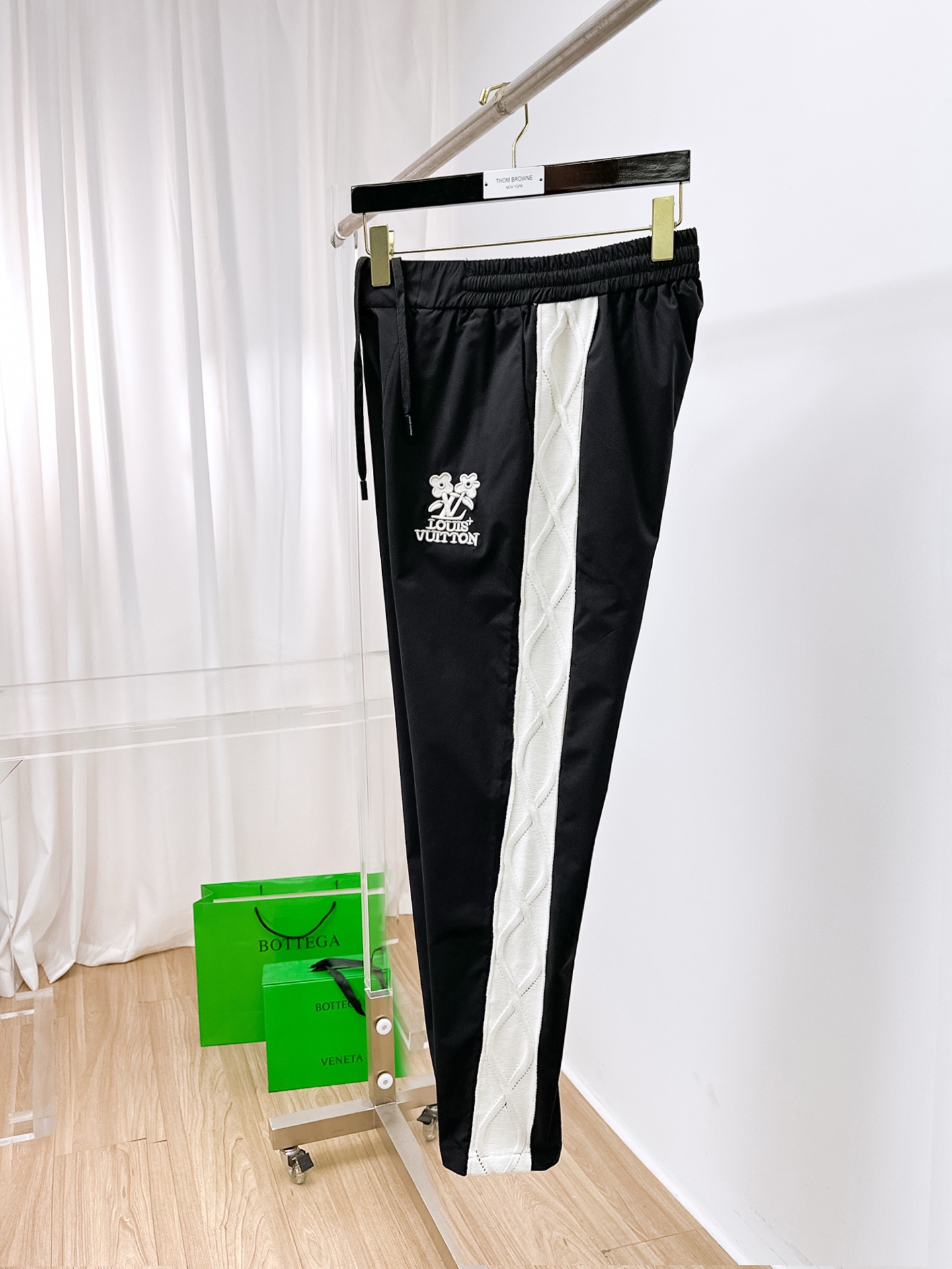   LV 驴家 2025 春夏新款 时尚休闲裤 上身舒适透气  颜色 蓝 黑  码数M-3XL