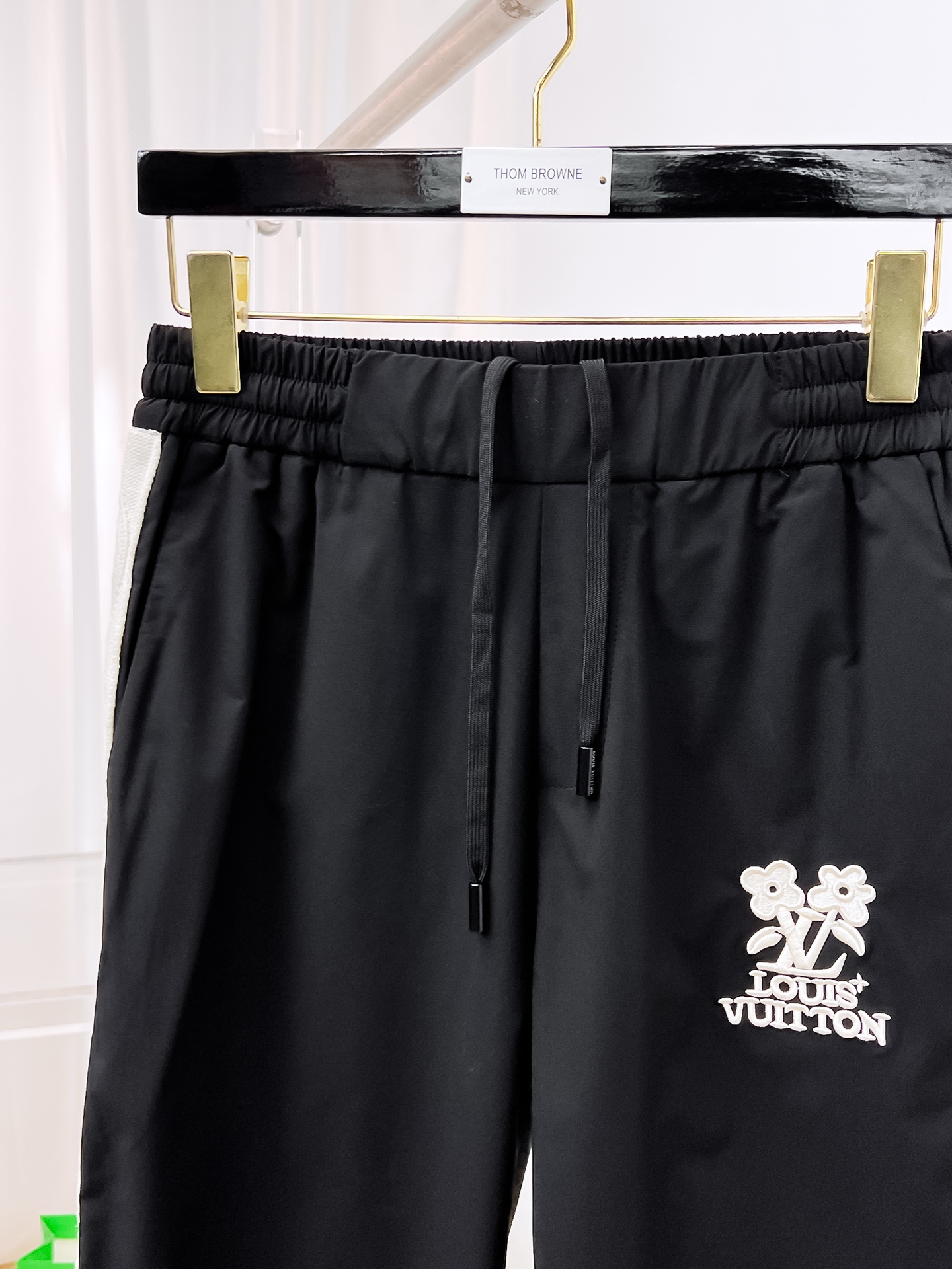   LV 驴家 2025 春夏新款 时尚休闲裤 上身舒适透气  颜色 蓝 黑  码数M-3XL