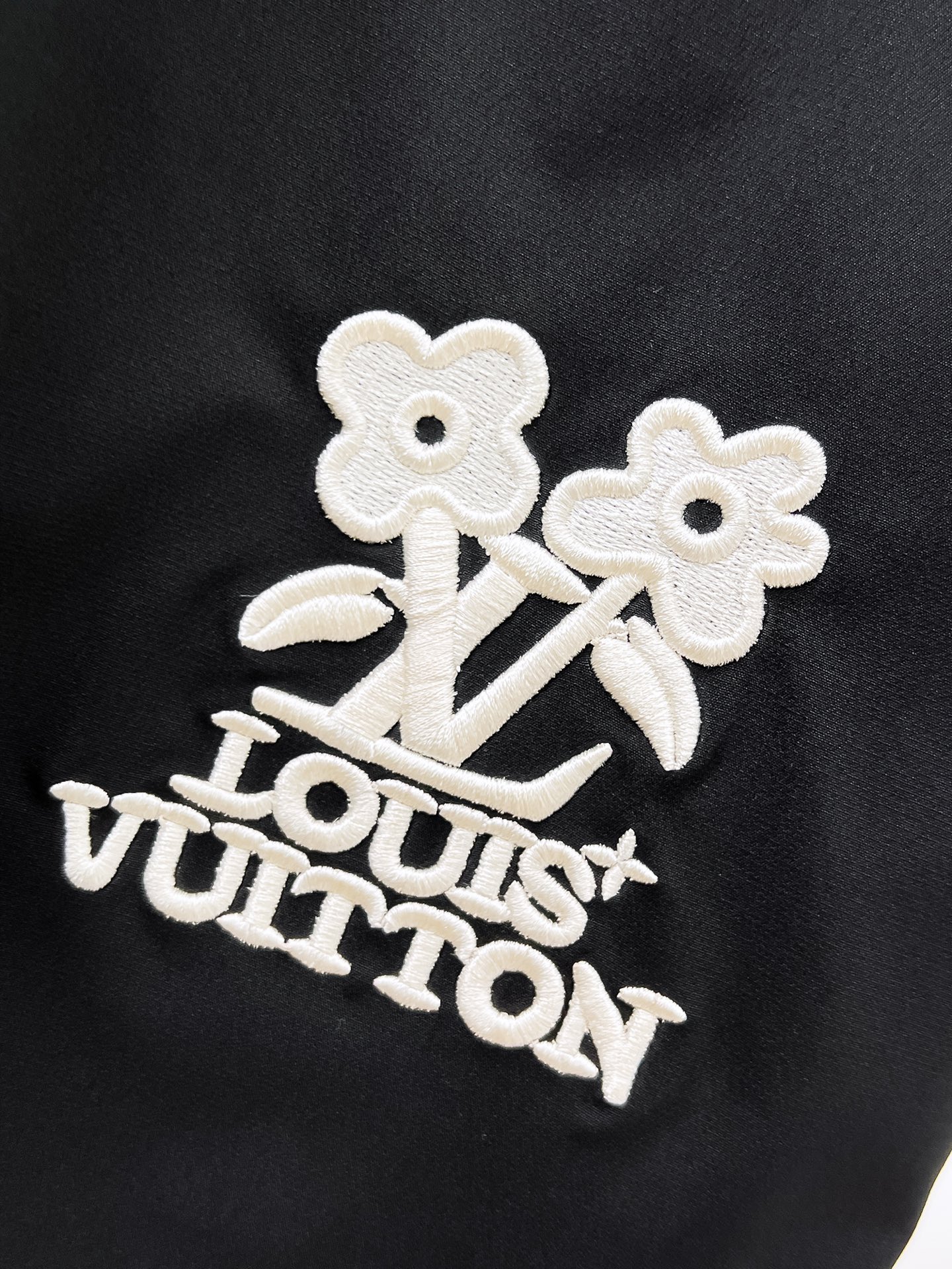   LV 驴家 2025 春夏新款 时尚休闲裤 上身舒适透气  颜色 蓝 黑  码数M-3XL