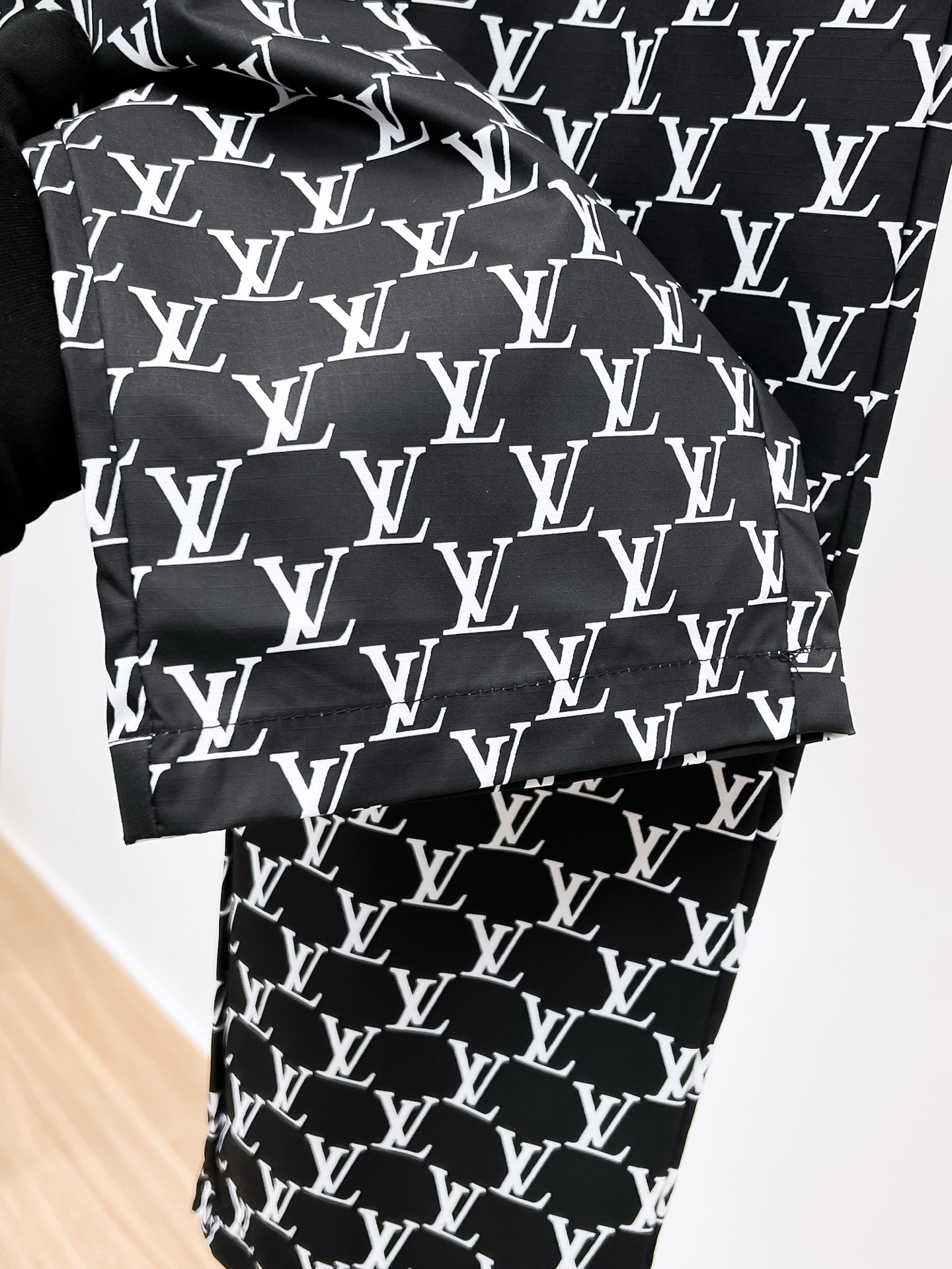   LV 驴家 2025 春夏新款 时尚休闲裤 上身舒适透气  颜色 棕色  黑色  码数M-3XL