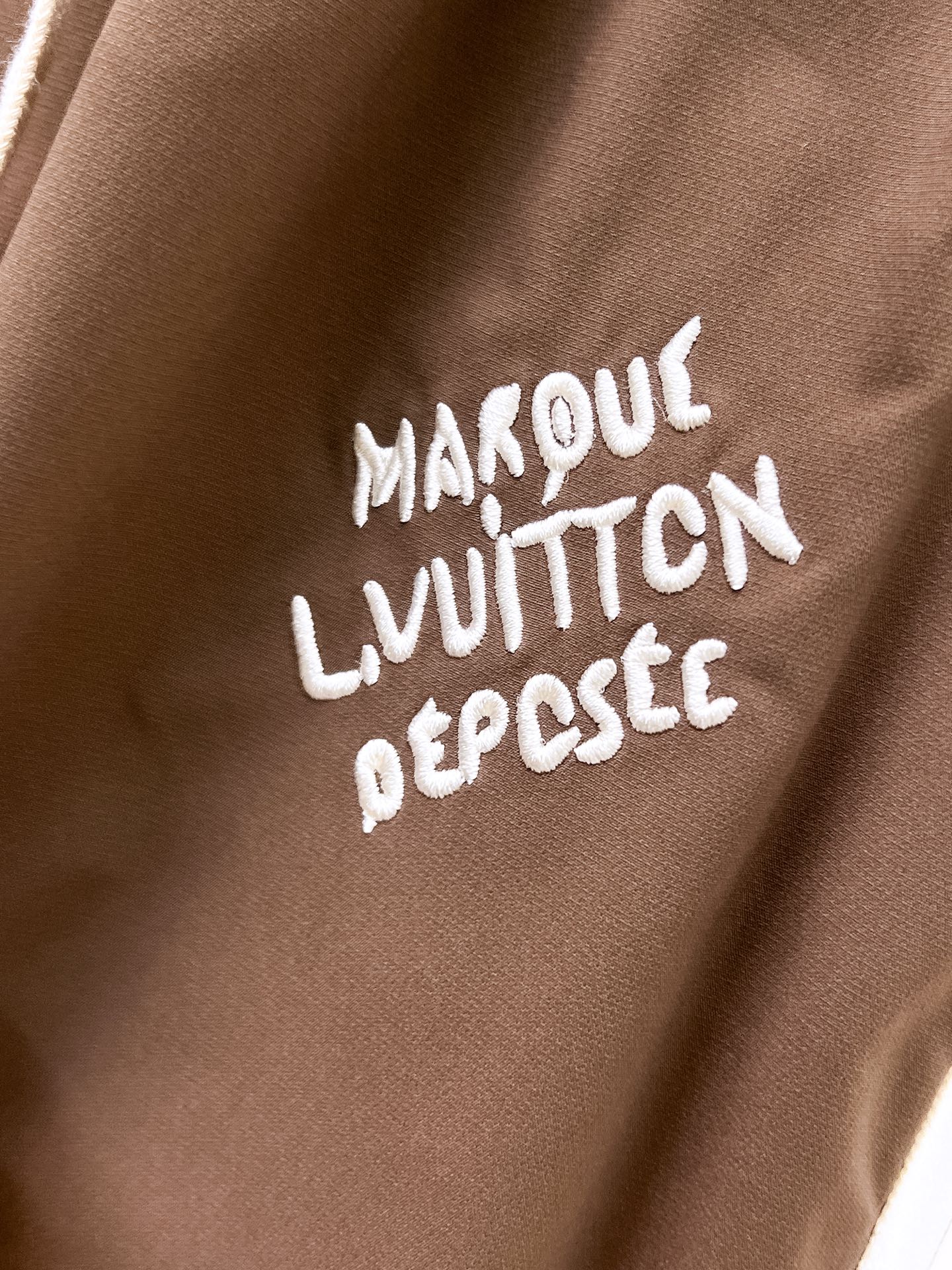   LV 驴家 2025 春夏新款 时尚休闲裤 上身舒适透气  颜色 棕 蓝 黑  码数M-3XL