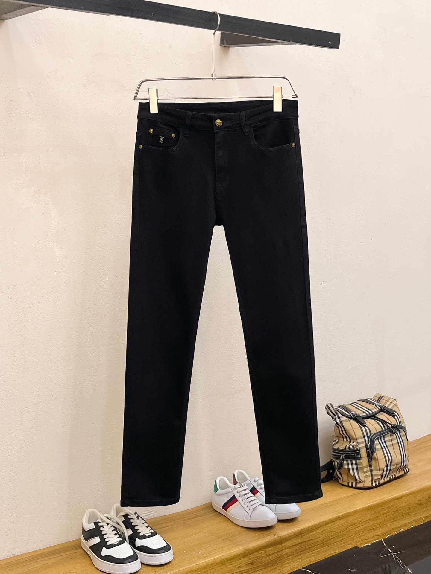 NO:515596,Burberry 2025 spring and summer men's wash small straight jeans!  Trading company channel is awesome, with excellent quality, versatile versatile pants king in the fashion circle, European and American street photography mid-to-high frequency wear demonstration, leather waist brand logo design!  And it is a must-have item for luxury brands every season!  Very pure and minimalist design tone!  Adhering to the usual fashion proposition, it is quite eye-catching, which demonstrates its ingenuity and strongly posits its brand identity!  Customized Italian tannin fabrics are invincible in texture and have a charm, perfect style and tailoring, and excellent slimming effect. They can sweep the wardrobe and match any top set. They are widely compatible and casual, with full upper body shapes and invincible fashionable and versatile!  Size 29-38, Burberry, jeans, alexander wang19860909巴宝莉 2025春夏男士水洗小直筒牛仔裤！贸易公司渠道牛货,品相超赞,时尚圈万能的百搭裤王,欧美街拍中高频穿搭示范,皮革腰牌logo设计！且是奢侈品牌每季必出的单品！非常纯粹极简的设计基调！秉承了一贯的时尚主张,颇具看点,即彰显了匠心工艺又有力的标榜了品牌身份！客供意大利定制丹宁面料,质感无敌赞,颇具韵味,版型剪裁完美,提臀修身显瘦效果极佳,可横扫衣橱任何的上装搭配,兼容性广泛,休闲兼备,上身型款十足,无敌的时髦百搭神品！尺码29-38,,burberry,jeans,alexander wang,Men's clothing