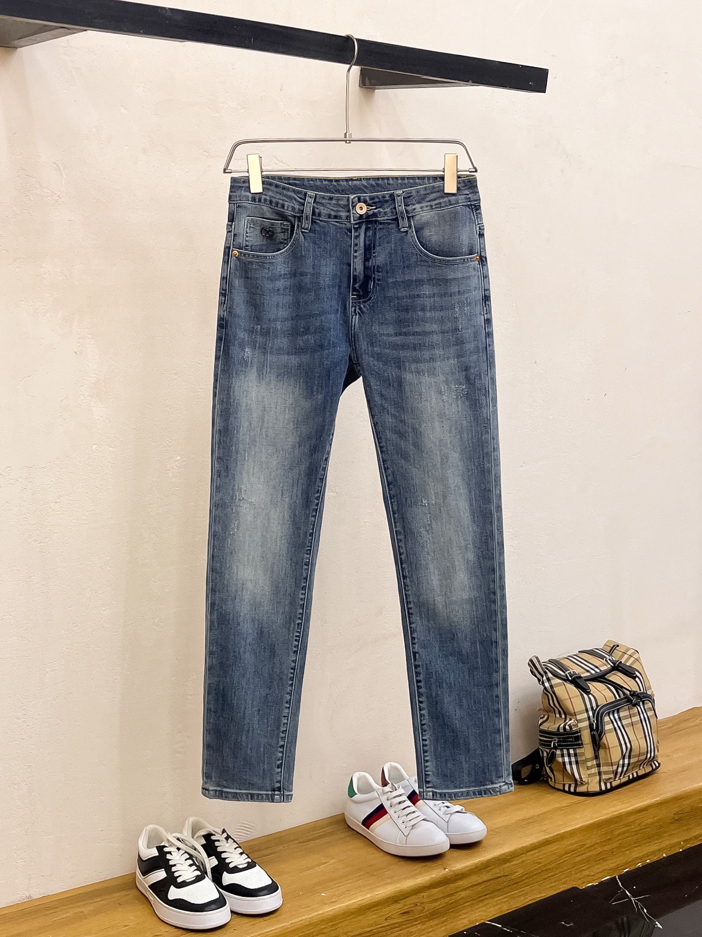 NO:515598,lv Louis Vuitton 2025 spring and summer men's wash small straight jeans!  Trading company channel is awesome, with excellent quality, versatile versatile pants king in the fashion circle, European and American street photography mid-to-high frequency wear demonstration, leather waist brand logo design!  And it is a must-have item for luxury brands every season!  Very pure and minimalist design tone!  Adhering to the usual fashion proposition, it is quite eye-catching, which demonstrates its ingenuity and strongly posits its brand identity!  Customized Italian tannin fabrics are invincible in texture and have a charm, perfect style and tailoring, and excellent slimming effect. They can sweep the wardrobe and match any top set. They are widely compatible and casual, with full upper body shapes and invincible fashionable and versatile!  Size 29-38, louis vuitton,louis vuitton,jeans,alexander wang19860909lv 路易威登 2025春夏男士水洗小直筒牛仔裤！贸易公司渠道牛货,品相超赞,时尚圈万能的百搭裤王,欧美街拍中高频穿搭示范,皮革腰牌logo设计！且是奢侈品牌每季必出的单品！非常纯粹极简的设计基调！秉承了一贯的时尚主张,颇具看点,即彰显了匠心工艺又有力的标榜了品牌身份！客供意大利定制丹宁面料,质感无敌赞,颇具韵味,版型剪裁完美,提臀修身显瘦效果极佳,可横扫衣橱任何的上装搭配,兼容性广泛,休闲兼备,上身型款十足,无敌的时髦百搭神品！尺码29-38,,louis vuitton,louis vuitton,jeans,alexander wang,Men's clothing