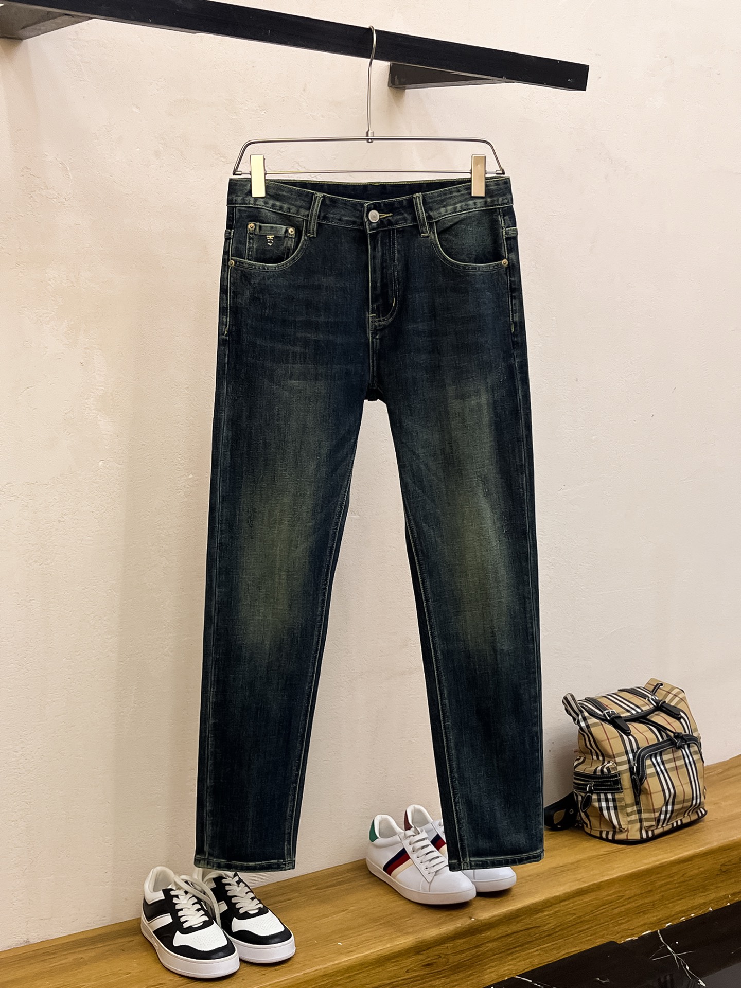 NO:515601,Burberry 2025 spring and summer men's wash small straight jeans!  Trading company channel is awesome, with excellent quality, versatile versatile pants king in the fashion circle, European and American street photography mid-to-high frequency wear demonstration, leather waist brand logo design!  And it is a must-have item for luxury brands every season!  Very pure and minimalist design tone!  Adhering to the usual fashion proposition, it is quite eye-catching, which demonstrates its ingenuity and strongly posits its brand identity!  Customized Italian tannin fabrics are invincible in texture and have a charm, perfect style and tailoring, and excellent slimming effect. They can sweep the wardrobe and match any top set. They are widely compatible and casual, with full upper body shapes and invincible fashionable and versatile!  Size 29-38, Burberry, jeans, alexander wang19860909巴宝莉 2025春夏男士水洗小直筒牛仔裤！贸易公司渠道牛货,品相超赞,时尚圈万能的百搭裤王,欧美街拍中高频穿搭示范,皮革腰牌logo设计！且是奢侈品牌每季必出的单品！非常纯粹极简的设计基调！秉承了一贯的时尚主张,颇具看点,即彰显了匠心工艺又有力的标榜了品牌身份！客供意大利定制丹宁面料,质感无敌赞,颇具韵味,版型剪裁完美,提臀修身显瘦效果极佳,可横扫衣橱任何的上装搭配,兼容性广泛,休闲兼备,上身型款十足,无敌的时髦百搭神品！尺码29-38,,burberry,jeans,alexander wang,Men's clothing