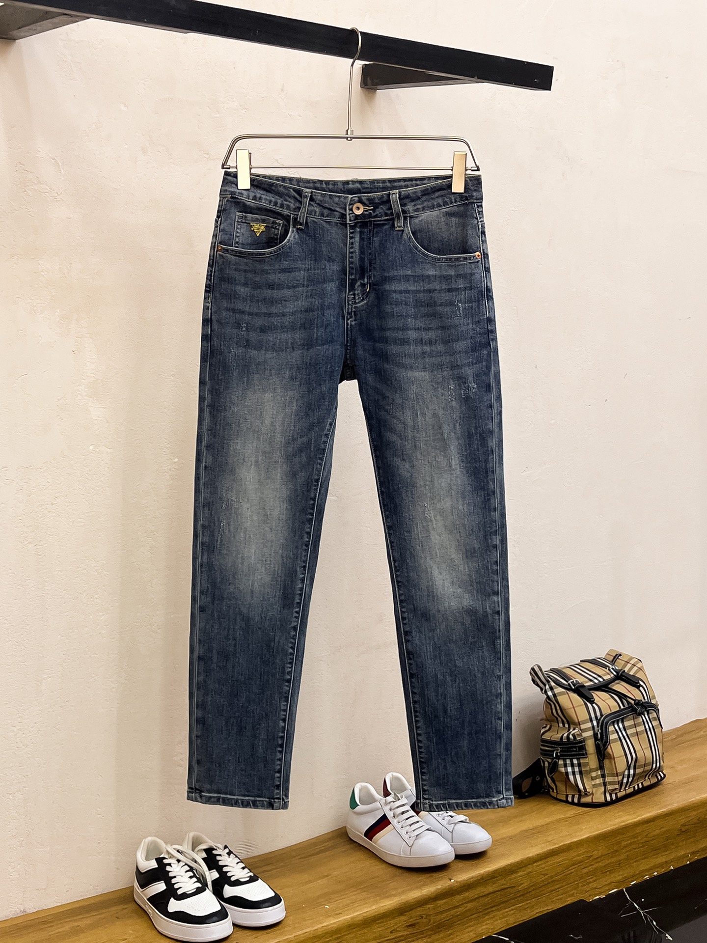 NO:515603,Louis Vuitton Lv 2025 Spring and Summer Men's Washed Small Straight Jeans!  Trading company channel is awesome, with excellent quality, versatile versatile pants king in the fashion circle, European and American street photography mid-to-high frequency wear demonstration, leather waist brand logo design!  And it is a must-have item for luxury brands every season!  Very pure and minimalist design tone!  Adhering to the usual fashion proposition, it is quite eye-catching, which demonstrates its ingenuity and strongly posits its brand identity!  Customized Italian tannin fabrics are invincible in texture and have a charm, perfect style and tailoring, and excellent slimming effect. They can sweep the wardrobe and match any top set. They are widely compatible and casual, with full upper body shapes and invincible fashionable and versatile!  Size 29-38, louis vuitton,louis vuitton,jeans,alexander wang19860909路易威登 Lv 2025春夏男士水洗小直筒牛仔裤！贸易公司渠道牛货,品相超赞,时尚圈万能的百搭裤王,欧美街拍中高频穿搭示范,皮革腰牌logo设计！且是奢侈品牌每季必出的单品！非常纯粹极简的设计基调！秉承了一贯的时尚主张,颇具看点,即彰显了匠心工艺又有力的标榜了品牌身份！客供意大利定制丹宁面料,质感无敌赞,颇具韵味,版型剪裁完美,提臀修身显瘦效果极佳,可横扫衣橱任何的上装搭配,兼容性广泛,休闲兼备,上身型款十足,无敌的时髦百搭神品！尺码29-38,,louis vuitton,louis vuitton,jeans,alexander wang,Men's clothing